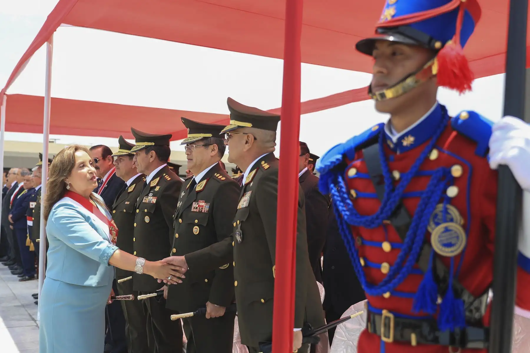 La jefa de Estado, Dina Ercilia Boluarte Zegarra, participa en la ceremonia por el natalicio del coronel Francisco Bolognesi y el Día del Soldado Peruano. Foto: ANDINA/Prensa Presidencia