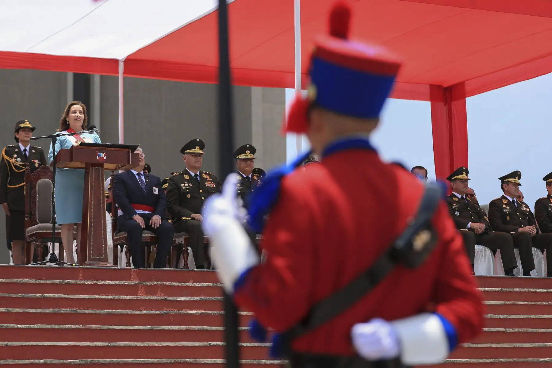 La jefa de Estado, Dina Ercilia Boluarte Zegarra, participa en la ceremonia por el natalicio del coronel Francisco Bolognesi y el Día del Soldado Peruano. Foto: ANDINA/Prensa Presidencia