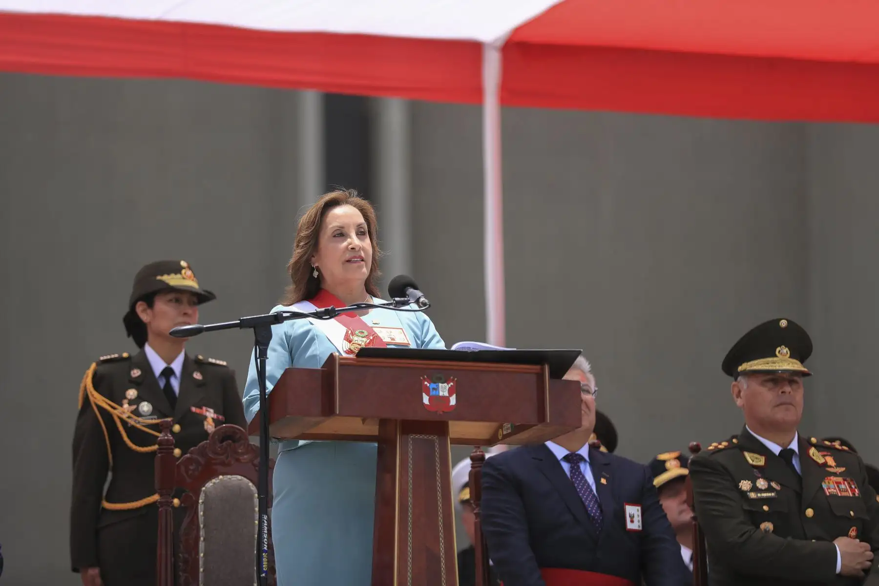 La jefa de Estado, Dina Ercilia Boluarte Zegarra, participa en la ceremonia por el natalicio del coronel Francisco Bolognesi y el Día del Soldado Peruano. Foto: ANDINA/Prensa Presidencia