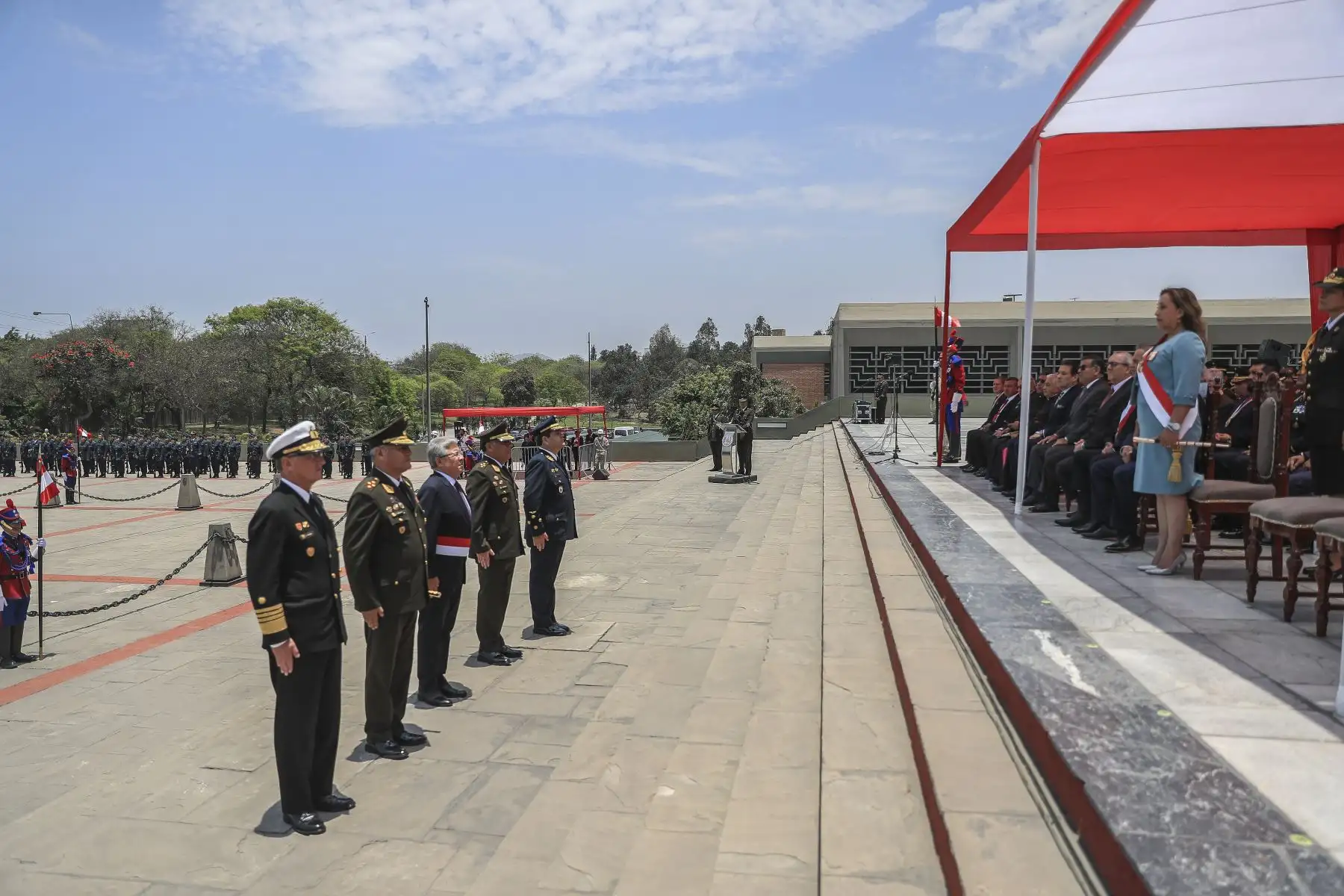 La jefa de Estado, Dina Ercilia Boluarte Zegarra, participa en la ceremonia por el natalicio del coronel Francisco Bolognesi y el Día del Soldado Peruano. Foto: ANDINA/Prensa Presidencia