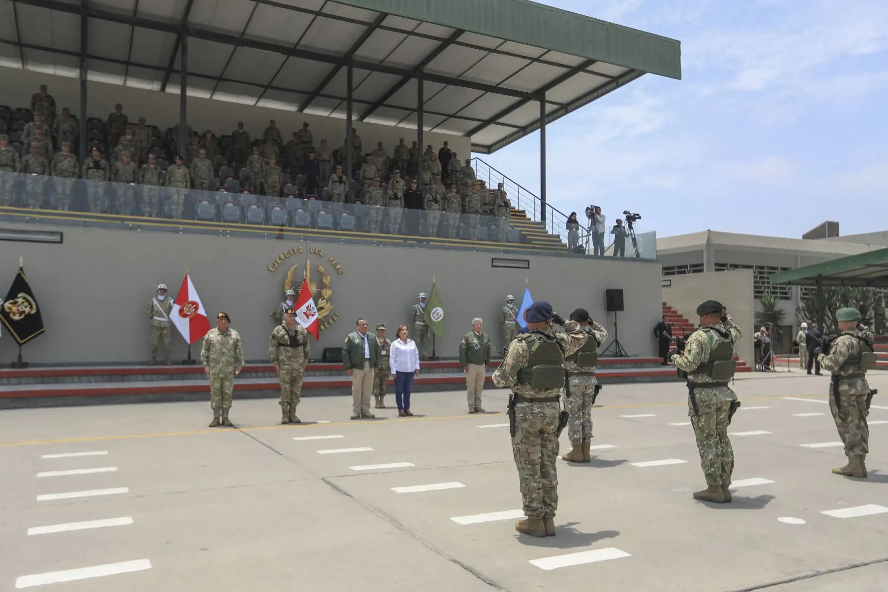 La presidenta de la república, Dina Ercilia Boluarte Zegarra, preside la presentación del personal de las Fuerzas Armadas que brindará apoyo a la Policía Nacional del Perú en el control del orden interno durante el foro APEC. Foto:ANDINA/Prensa Presidencia