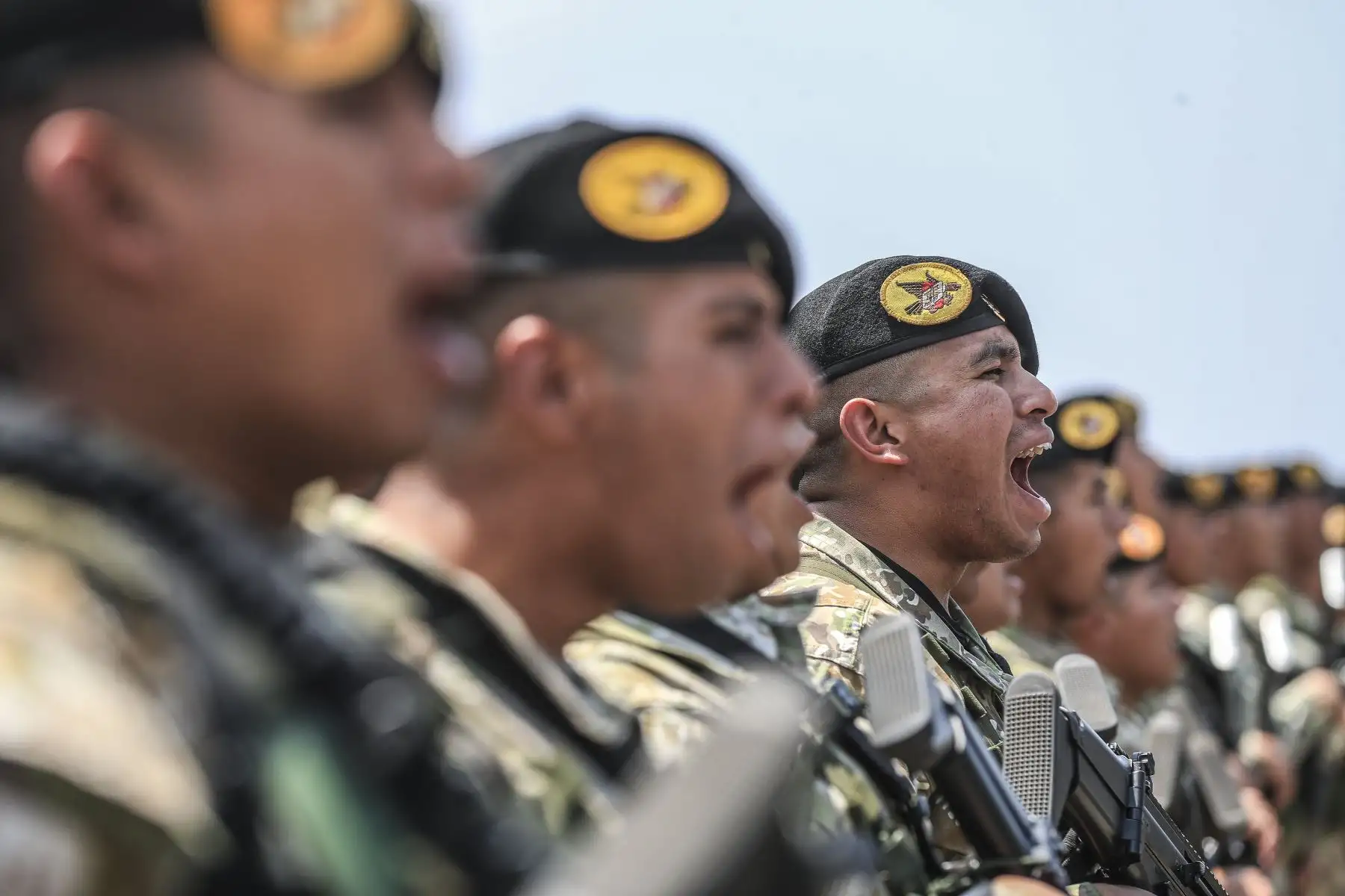 La presidenta de la república, Dina Ercilia Boluarte Zegarra, preside la presentación del personal de las Fuerzas Armadas que brindará apoyo a la Policía Nacional del Perú en el control del orden interno durante el foro APEC. Foto:ANDINA/Prensa Presidencia