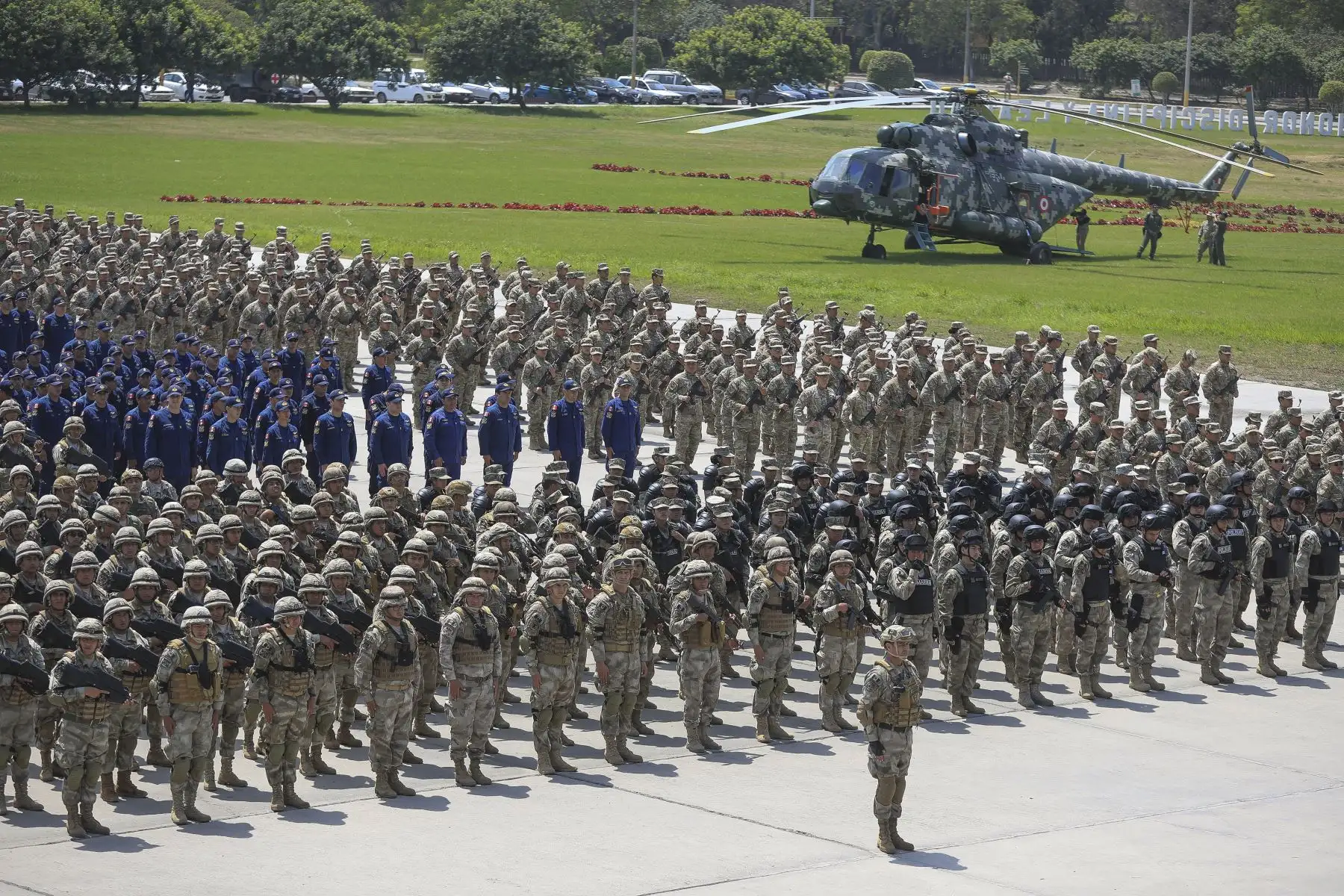 La presidenta de la república, Dina Ercilia Boluarte Zegarra, preside la presentación del personal de las Fuerzas Armadas que brindará apoyo a la Policía Nacional del Perú en el control del orden interno durante el foro APEC. Foto:ANDINA/Prensa Presidencia
