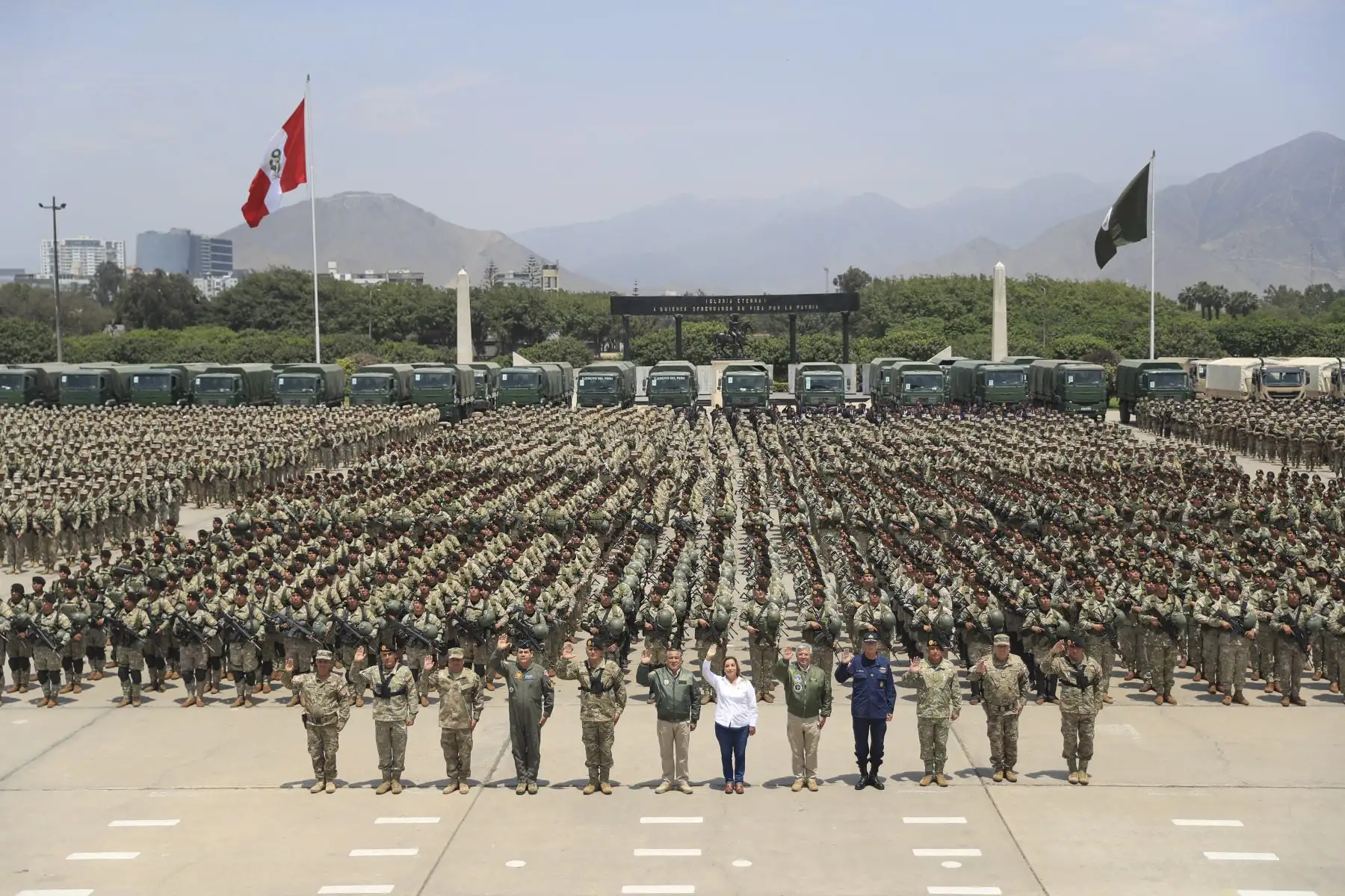La presidenta de la república, Dina Ercilia Boluarte Zegarra, preside la presentación del personal de las Fuerzas Armadas que brindará apoyo a la Policía Nacional del Perú en el control del orden interno durante el foro APEC. Foto:ANDINA/Prensa Presidencia