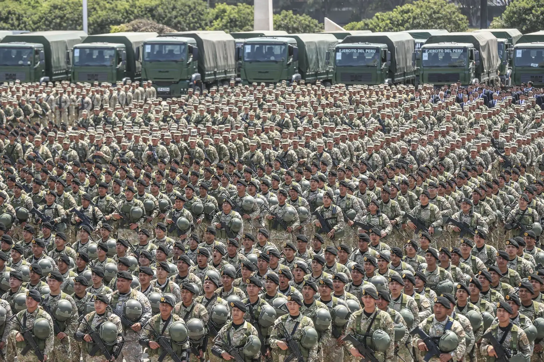 La presidenta de la república, Dina Ercilia Boluarte Zegarra, preside la presentación del personal de las Fuerzas Armadas que brindará apoyo a la Policía Nacional del Perú en el control del orden interno durante el foro APEC. Foto:ANDINA/Prensa Presidencia