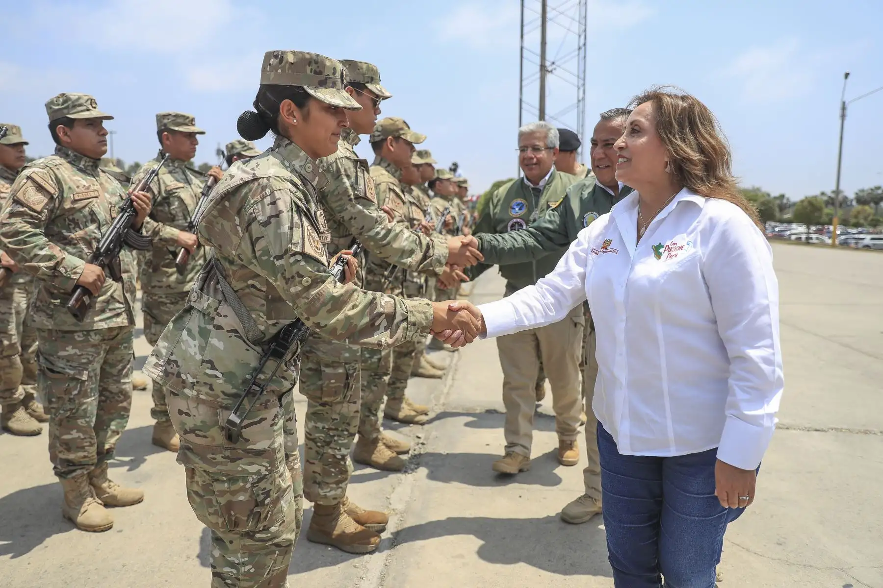 La presidenta de la república, Dina Ercilia Boluarte Zegarra, preside la presentación del personal de las Fuerzas Armadas que brindará apoyo a la Policía Nacional del Perú en el control del orden interno durante el foro APEC. Foto:ANDINA/Prensa Presidencia