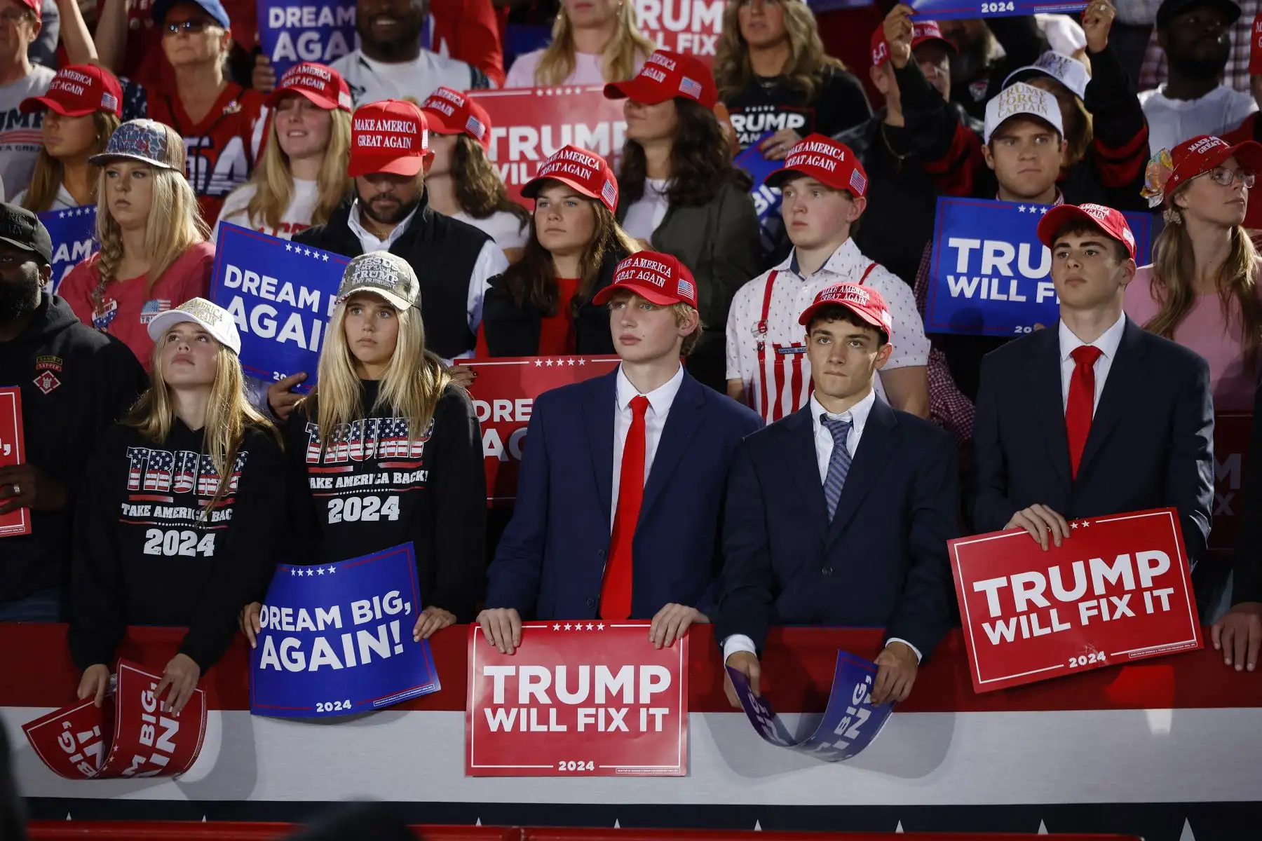 "Donald Trump y su campaña ya están dando señales de que podrían declarar la victoria prematuramente. Esperamos plenamente que así sea", dijo el portavoz de Harris, Ian Sams, el lunes. Foto: AFP