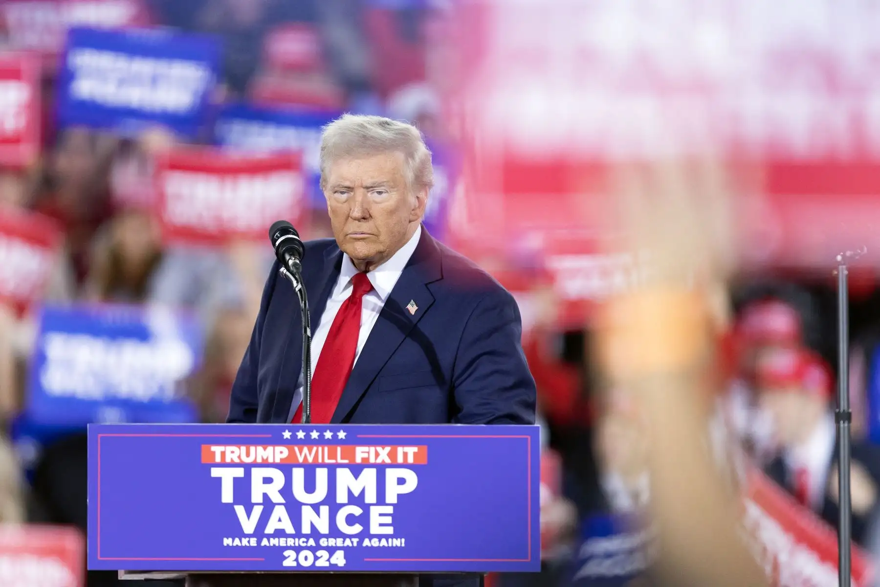 El mundo observa con ansiedad cómo el resultado tendrá importantes implicaciones para los conflictos en Medio Oriente y la guerra de Rusia en Ucrania, así como para la lucha contra el cambio climático, que Trump ha calificado de engaño. Foto: AFP