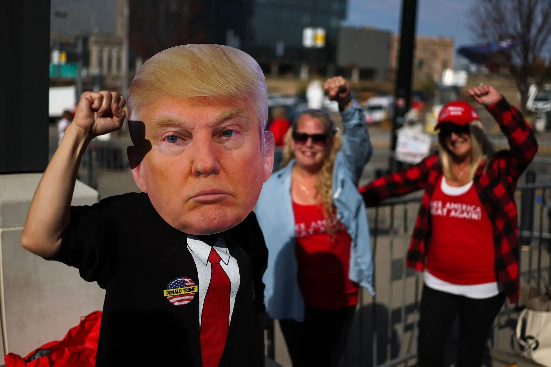 El republicano Trump ha prometido una "victoria aplastante" en su búsqueda de un regreso sensacional a la Casa Blanca, mientras que la demócrata Harris dijo que el "impulso" estaba del lado de su intento de ser la primera mujer presidenta de Estados Unidos. Foto: AFP