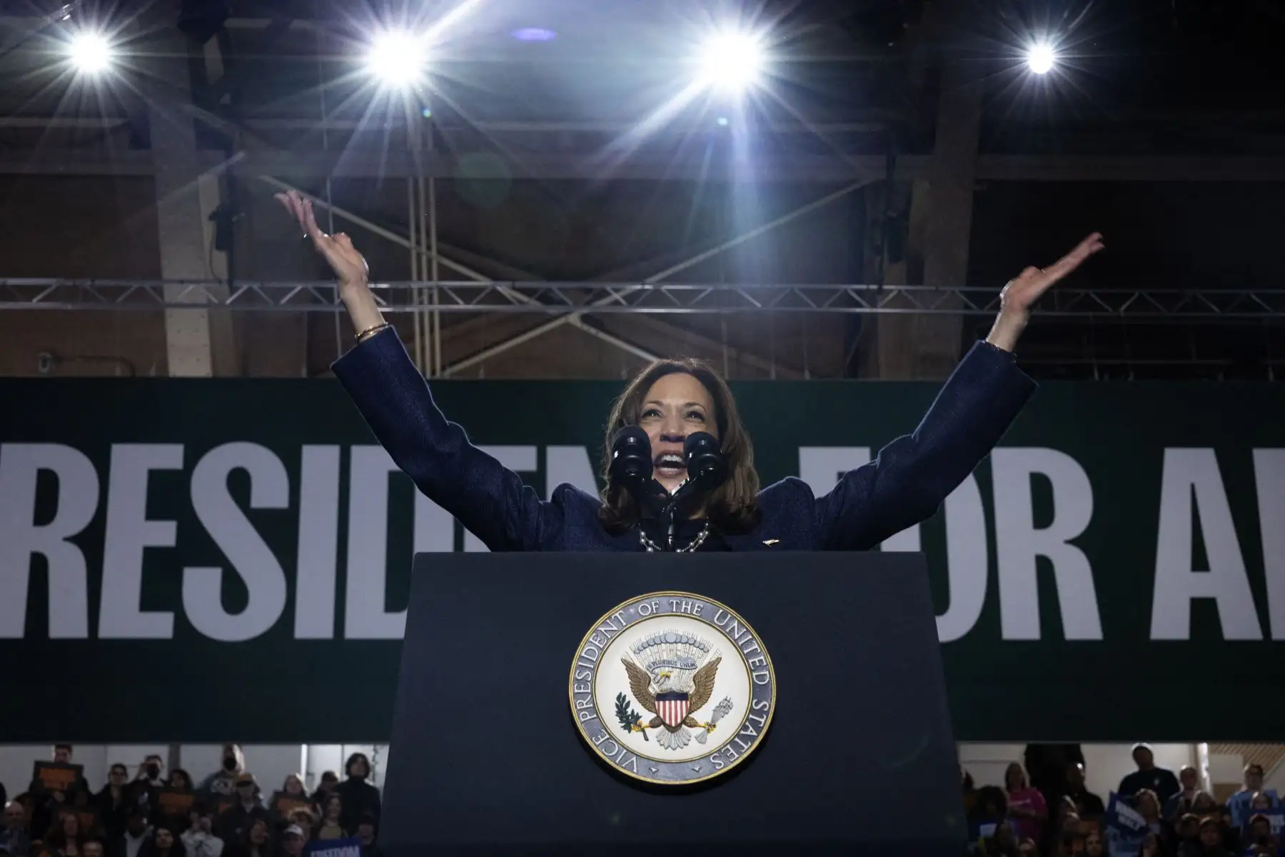 Harris dijo que se "sentía bien" y levantó el pulgar mientras abordaba su avión hacia su primer evento del día en Allentown, Pensilvania. Foto: AFP