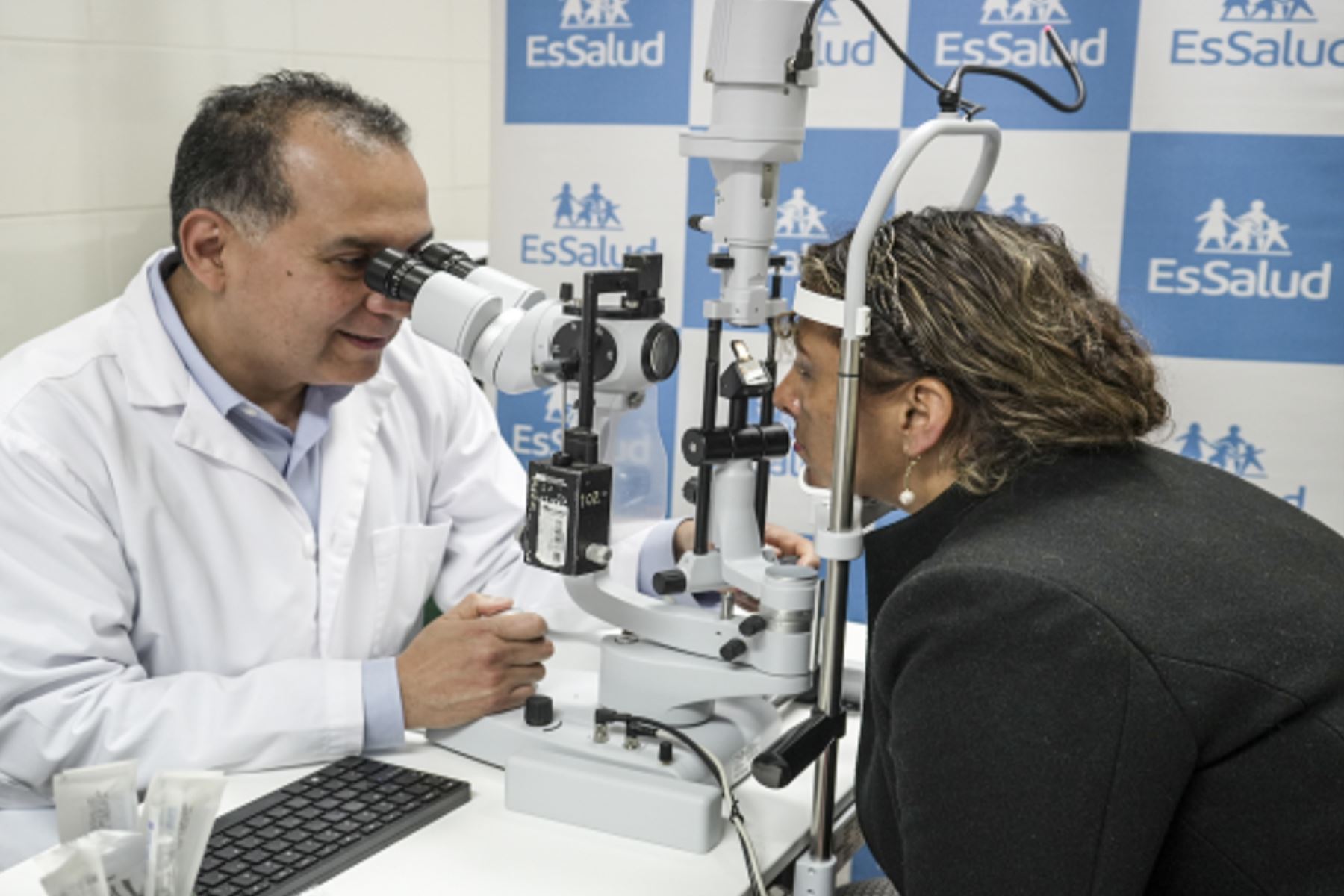 Los diagnósticos más comunes incluyen el desprendimiento de retina, el glaucoma agudo y las laceraciones oculares, considerados como emergencias oftalmológicas de alta prioridad. ANDINA/ EsSalud.