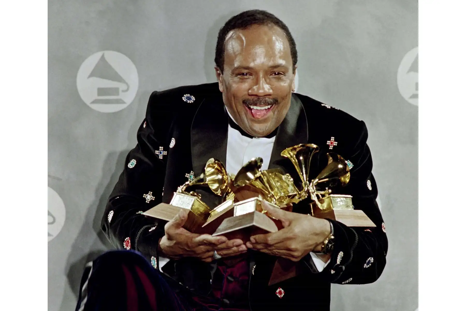 Quincy Jones, uno de los músicos más polifacéticos de las últimas décadas, con contribuciones importantes a géneros como el jazz, el pop, el funk o el soul y productor de algunas de las más destacadas estrellas de la música y ganador de 27 premios Grammy (con un récord de 79 nominaciones), ha fallecido en California a los 91 años. Foto: AFP
