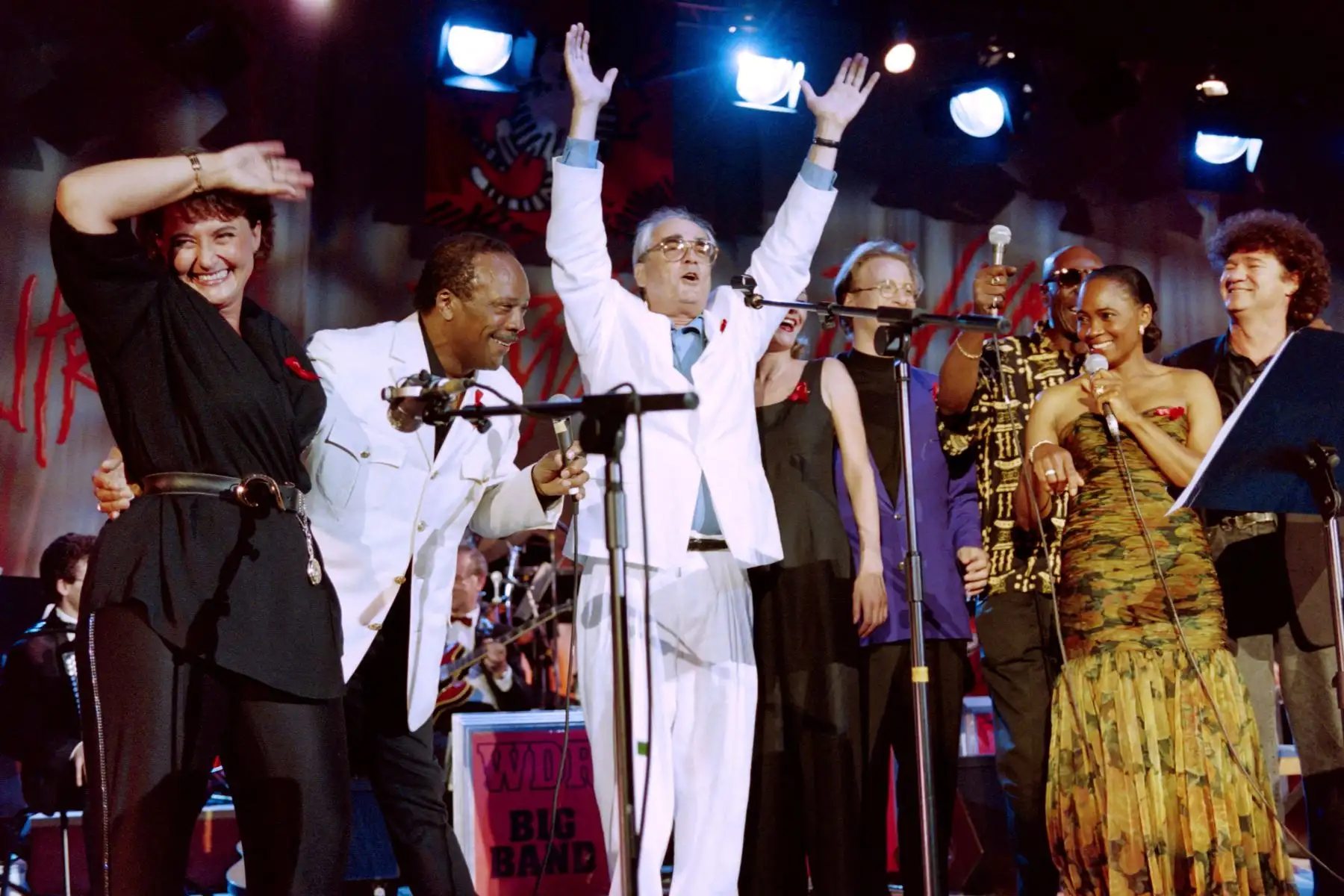 "Con el corazón lleno pero roto, debemos compartir la noticia del fallecimiento de nuestro padre y hermano Quincy Jones. Y aunque esta es una pérdida increíble para nuestra familia, celebramos la gran vida que vivió y sabemos que nunca habrá otro como él”, dijo la familia Jones en el comunicado emitido por el promotor que difunden medios locales. Foto: AFP