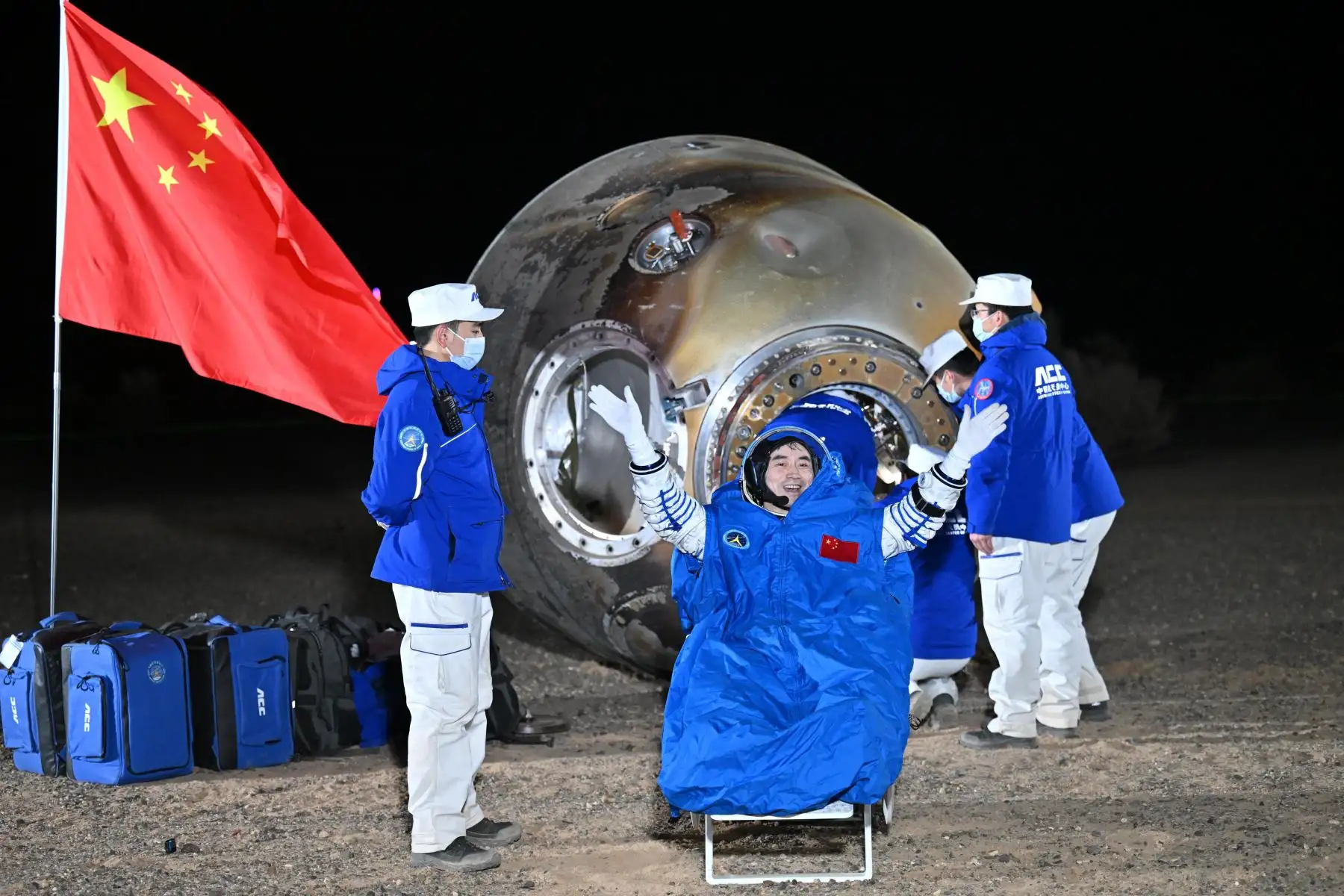 La misión tripulada china Shenzhou-18 regresó este lunes a la Tierra, trayendo consigo una carga de 34,6 kilogramos de muestras y resultados de experimentos científicos realizados en la estación espacial Tiangong. Foto: AFP