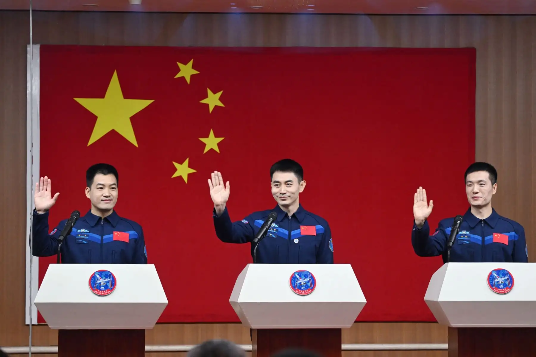 Además, la Shenzhou-18 que trajo de vuelta a los astronautas Ye Guangfu, Li Cong y Li Guangsu, transportaba en su interior una muestra de nanopartículas sintetizadas mediante la combustión de metano, clave para investigar cómo la gravedad afecta la síntesis de partículas a escala nanométrica. Foto: AFP