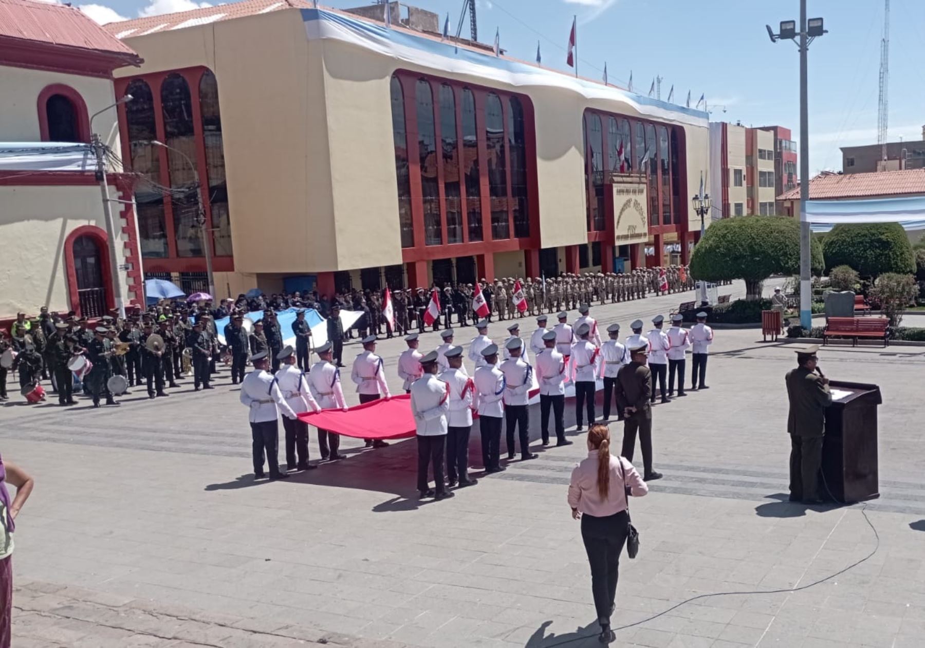 Las principales autoridades de Puno participaron de la ceremonia principal por el aniversario de la fundación de la llamada "Ciudad Lacustre".