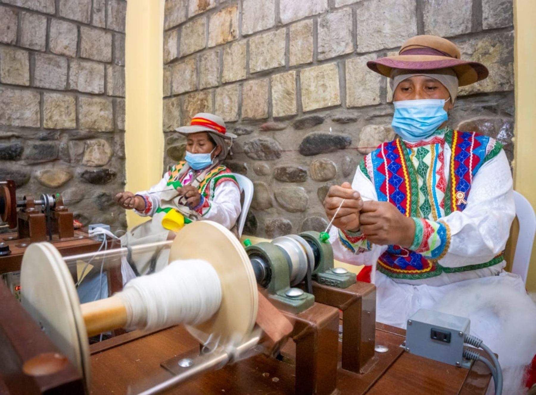 El certamen “Hilamos Perú: Primer Salón Nacional del Hilo Artesanal de Camélidos” busca revalorar el trabajo de los productores alpaqueros de Arequipa, Puno, Cusco y Puno.  ANDINA/Difusión