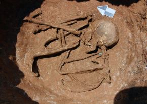 Uno de los hallazgos realizados este año en el sitio arqueológico Pacopampa, ubicado en Cajamarca, es de un personaje que llevaba un dije de piedra semipreciosa de color verde aguamarina. Foto cortesía: Proyecto de Investigación Arqueológica (PIA) Pacopampa