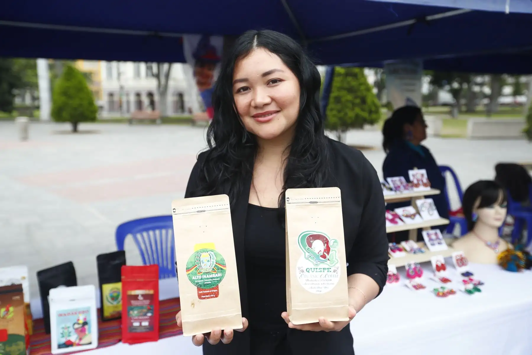 Desde el Parque de la Exposición en el Cercado de Lima se realizó el lanzamiento de la Expo Puno 2024, feria que se realizará en Lima del 5 al 8 de diciembre, y que ayudará a promover proyectos innovadores y fortalecer la reactivación económica de la región exponiendo sus mejores productos como café, artesanías, textiles, productos agrícolas y su folclore. Foto: ANDINA/Daniel Bracamonte