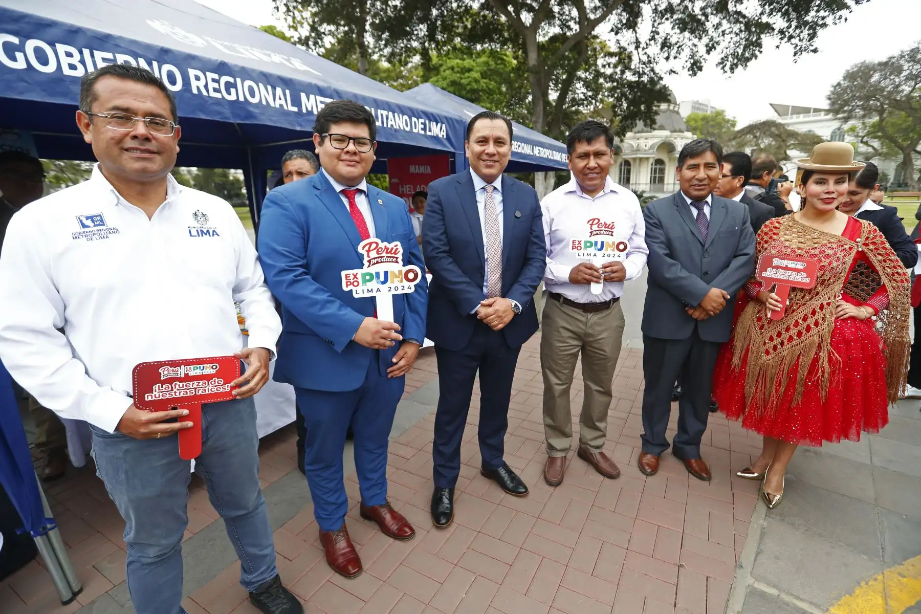 El ministro de la Producción, Sergio González, junto con el gobernador regional de Puno, Richard Hancco, participaron en el lanzamiento de la feria Expo Puno 2024, que se realizará en Lima del 5 al 8 de diciembre y que ayudará a promover proyectos innovadores y fortalecer la reactivación económica de la región. Foto: ANDINA/Daniel Bracamonte
