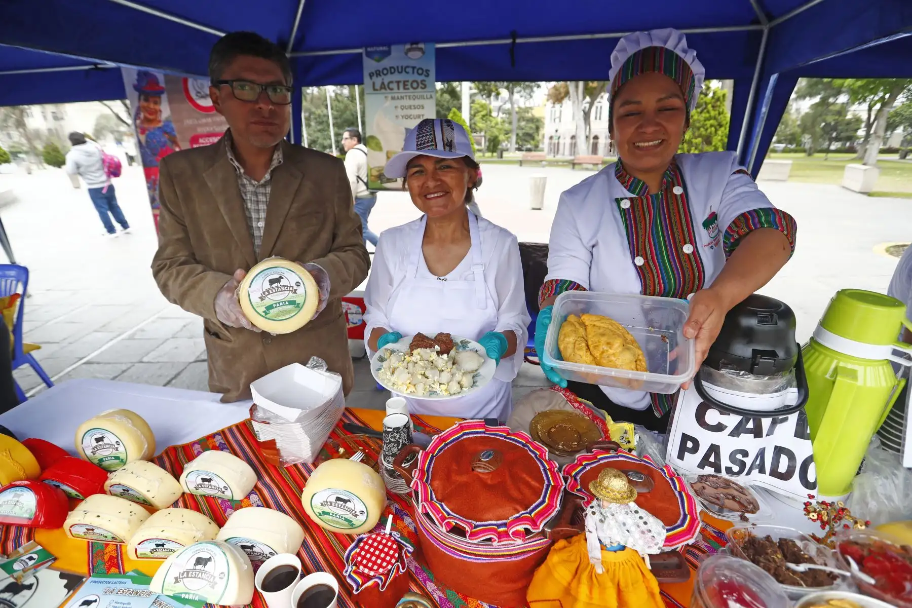 Desde el Parque de la Exposición en el Cercado de Lima se realizó el lanzamiento de la Expo Puno 2024, feria que se realizará en Lima del 5 al 8 de diciembre, y que ayudará a promover proyectos innovadores y fortalecer la reactivación económica de la región exponiendo sus mejores productos como café, artesanías, textiles, productos agrícolas y su folclore. Foto: ANDINA/Daniel Bracamonte