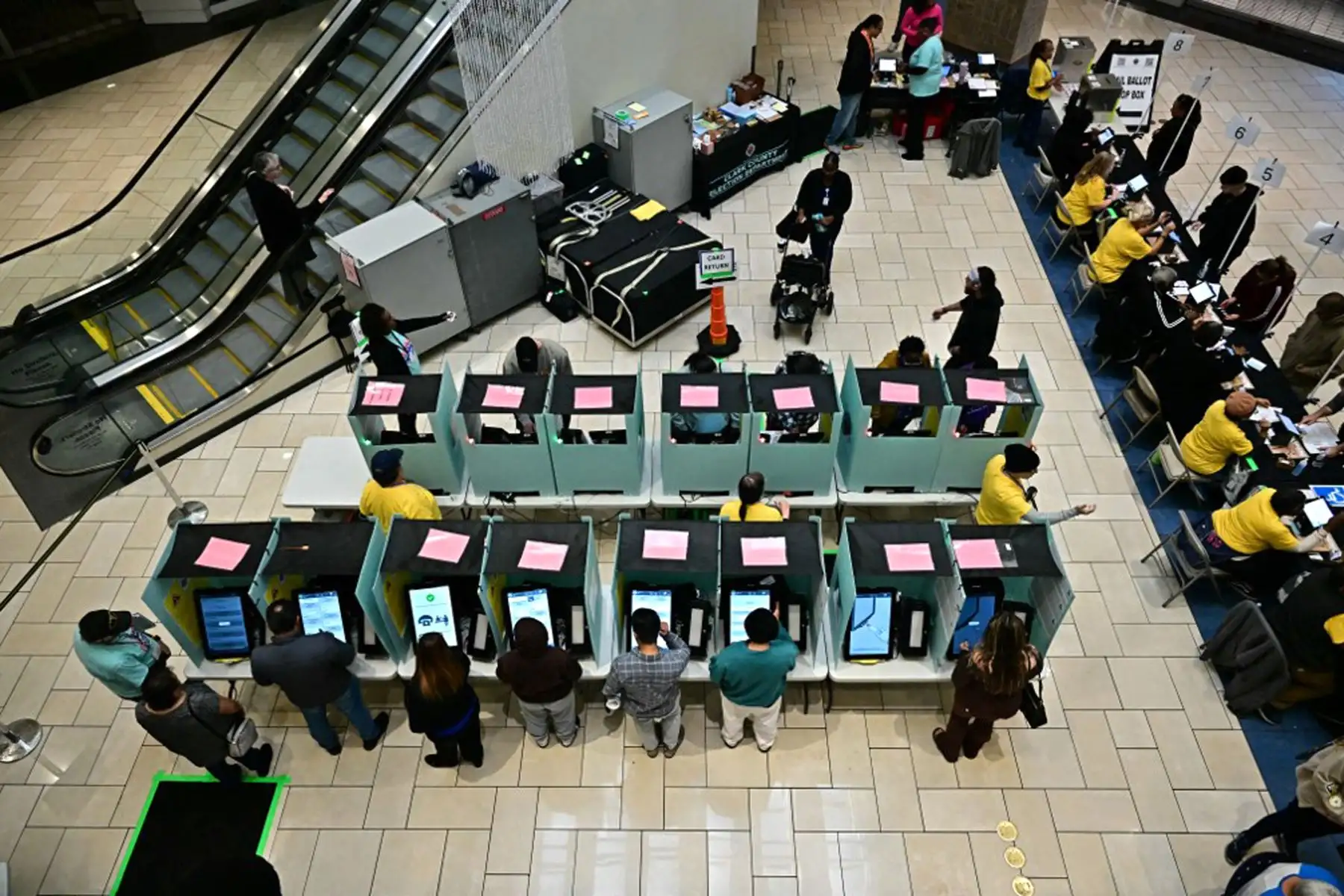 La gente vota en un colegio electoral en Meadows Mall en Las Vegas, Nevada, el día de las elecciones.
Foto: AFP
