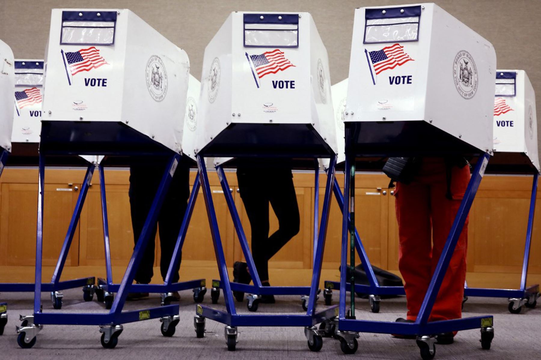 Los votantes llenan sus boletas en un colegio electoral en la ciudad de Nueva York el día de las elecciones.
Foto: AFP