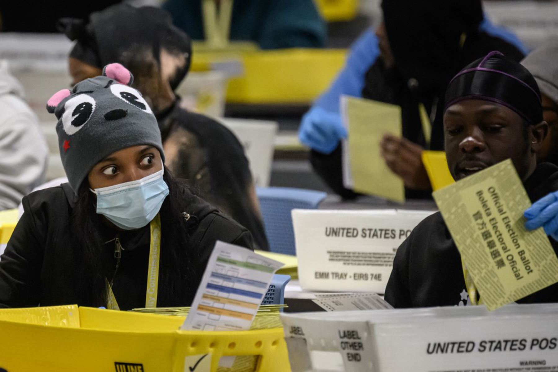 El personal de la junta electoral del condado de Filadelfia procesa las boletas por correo en el almacén electoral de conteo de boletas el día de las elecciones, en las afueras de Filadelfia, Pensilvania.
Foto: AFP