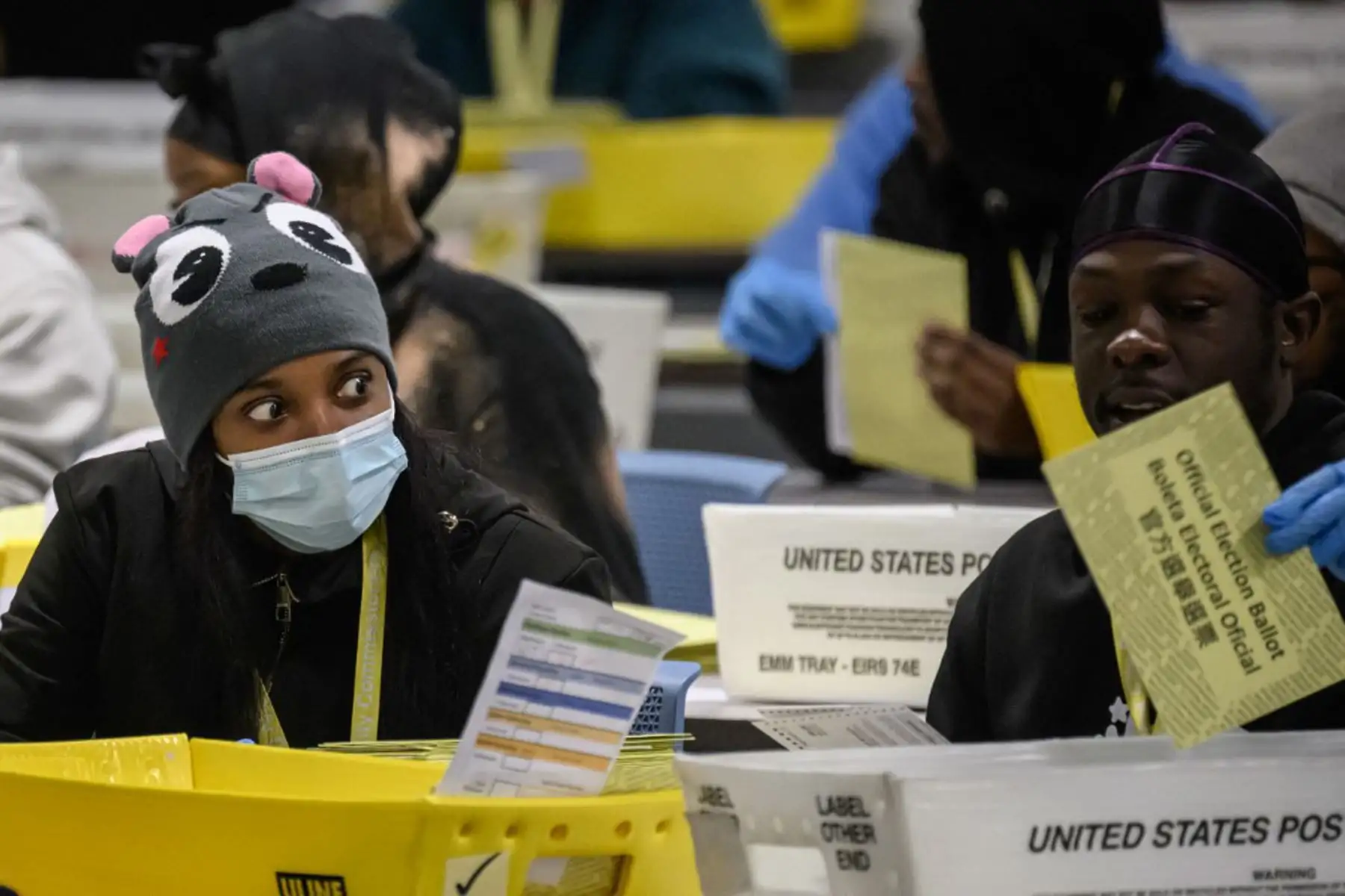 El personal de la junta electoral del condado de Filadelfia procesa las boletas por correo en el almacén electoral de conteo de boletas el día de las elecciones, en las afueras de Filadelfia, Pensilvania.
Foto: AFP