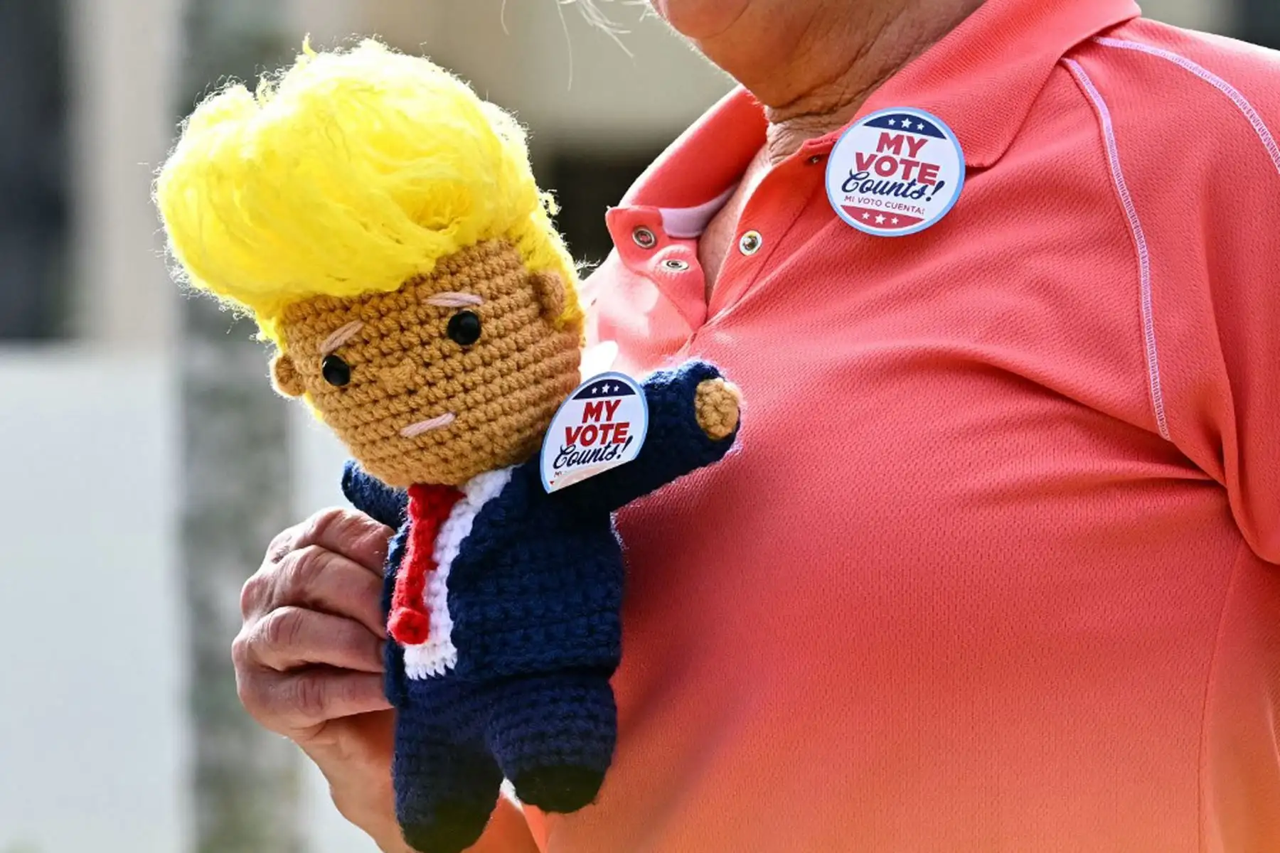 Un partidario del presidente estadounidense y candidato presidencial republicano Donald Trump sostiene un muñeco tejido de Trump fuera de la mesa electoral en el Centro Recreativo Mandel antes de que Trump llegue a votar en Palm Beach, Florida.
Foto: AFP