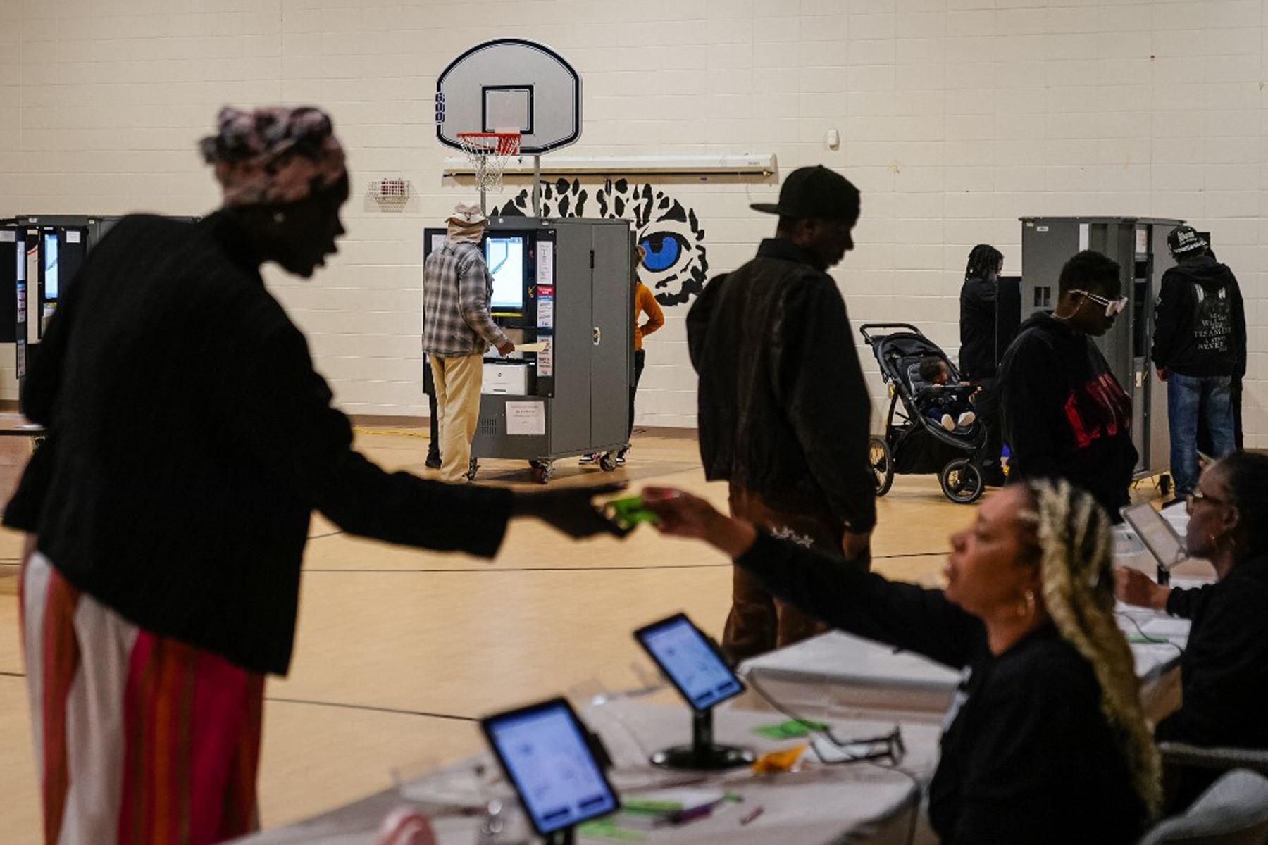 La gente vota en un colegio electoral en Atlanta, Georgia, el día de las elecciones.
Foto: AFP