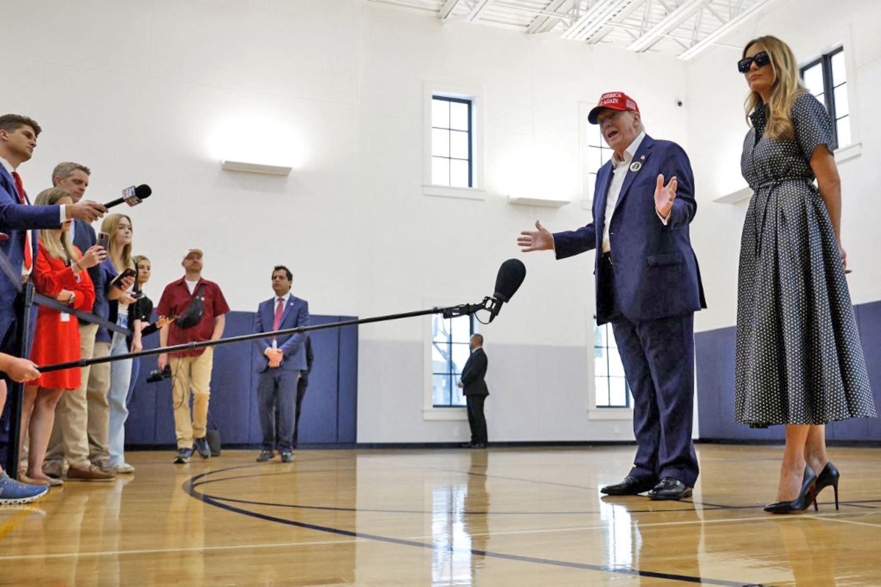 El candidato presidencial republicano, el ex presidente Donald Trump, y su esposa Melania Trump hablan con los periodistas después de emitir sus votos en el colegio electoral del Centro Recreativo Morton y Barbara Mandel el día de las elecciones, el 5 de noviembre de 2024 en Palm Playa, Florida. Foto: AFP