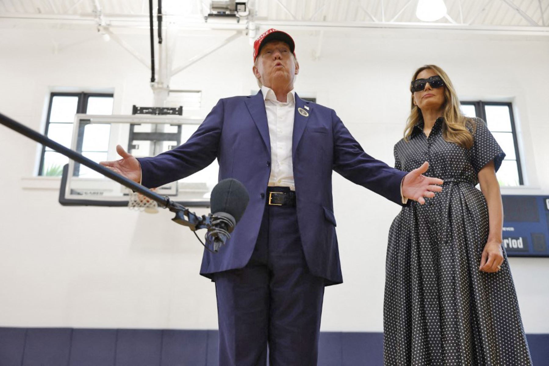 El candidato presidencial republicano, el ex presidente Donald Trump, y su esposa Melania Trump hablan con los periodistas después de emitir sus votos en el colegio electoral del Centro Recreativo Morton y Barbara Mandel el día de las elecciones, el 5 de noviembre de 2024 en Palm Playa, Florida. Foto: AFP