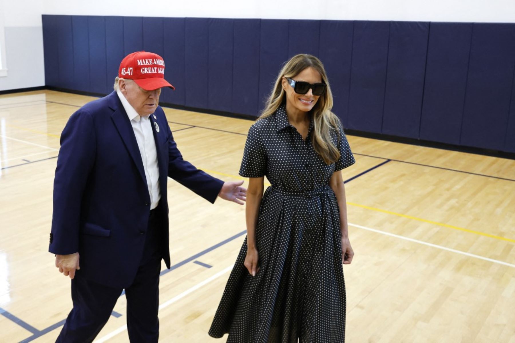 El candidato presidencial republicano, el ex presidente Donald Trump, y su esposa Melania Trump hablan con los periodistas después de emitir sus votos en el colegio electoral del Centro Recreativo Morton y Barbara Mandel el día de las elecciones, el 5 de noviembre de 2024 en Palm Playa, Florida. Foto: AFP