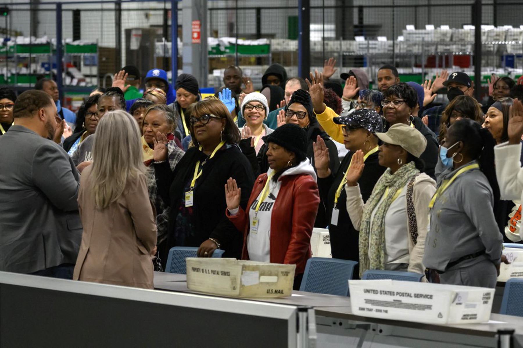 El personal de la junta electoral del condado de Filadelfia presta juramento antes de procesar las boletas en el almacén electoral de conteo de boletas en las afueras de Filadelfia, Pensilvania.
Foto: AFP