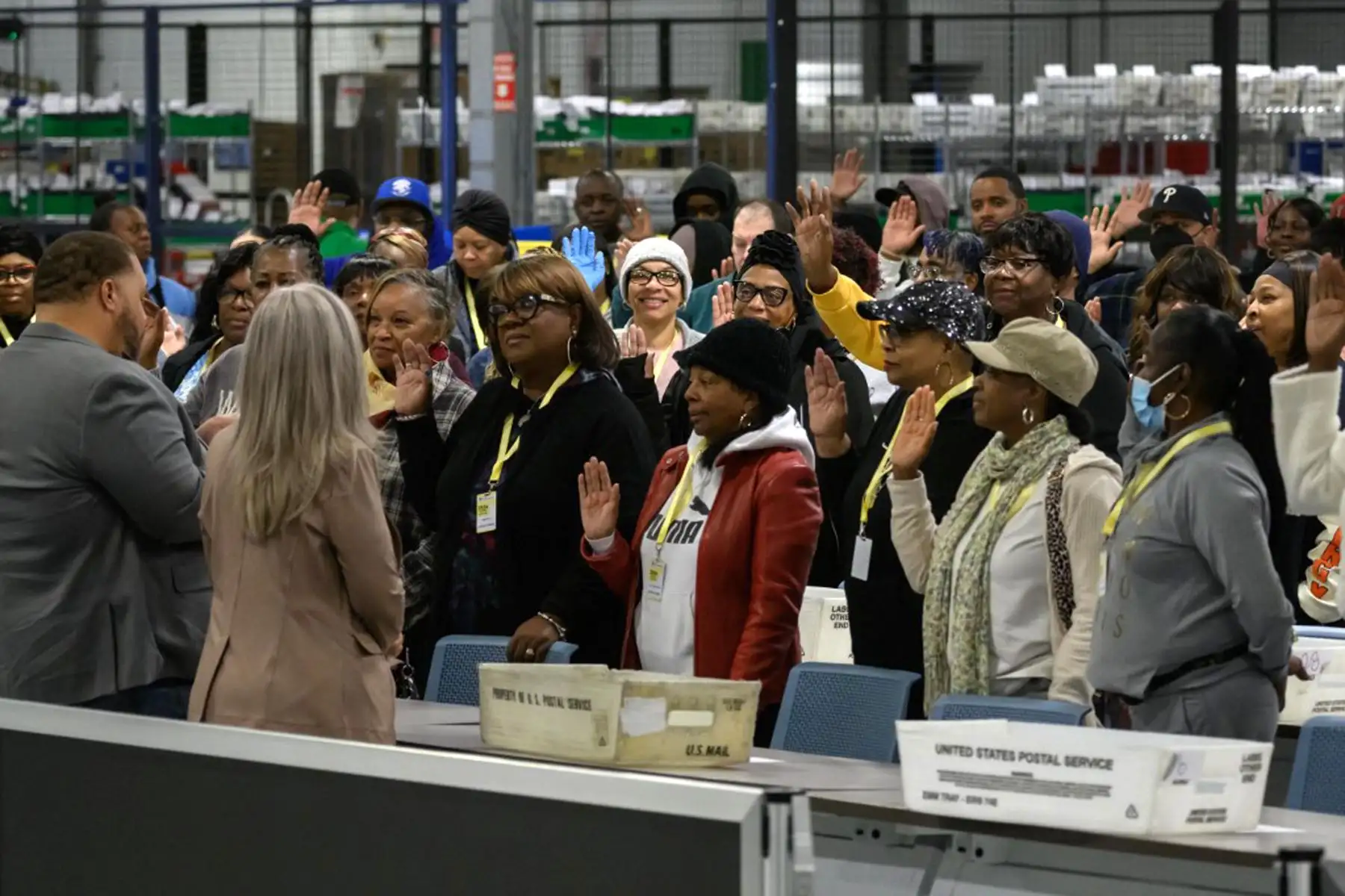 El personal de la junta electoral del condado de Filadelfia presta juramento antes de procesar las boletas en el almacén electoral de conteo de boletas en las afueras de Filadelfia, Pensilvania.
Foto: AFP