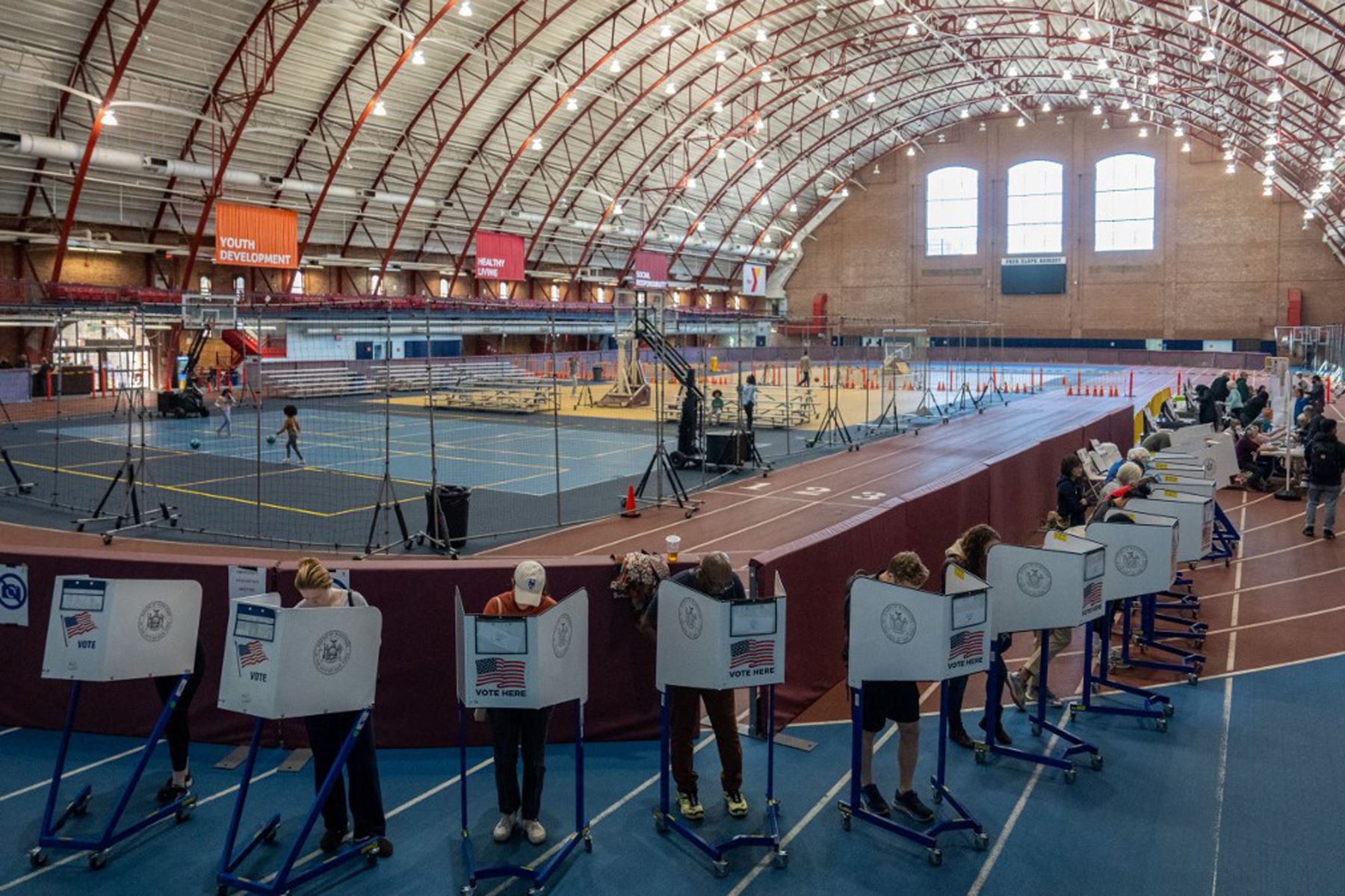 La gente vota en un colegio electoral en el distrito de Brooklyn de la ciudad de Nueva York el día de las elecciones.
Foto: AFP