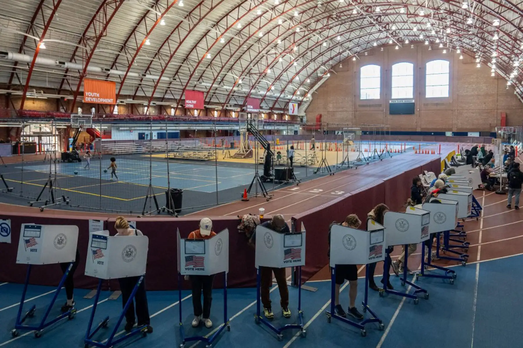 La gente vota en un colegio electoral en el distrito de Brooklyn de la ciudad de Nueva York el día de las elecciones.
Foto: AFP