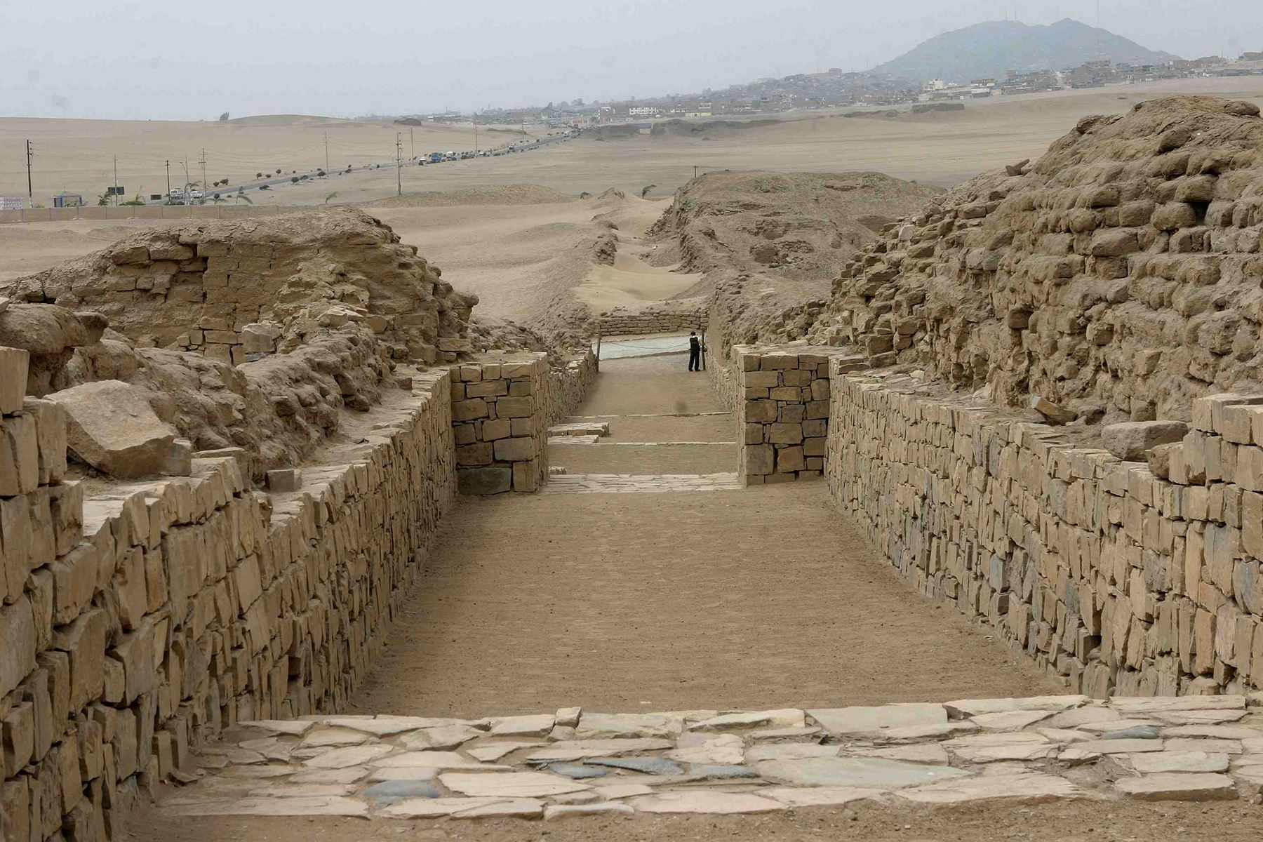 Lima - 30 noviembre 2006 / Pirámide con rampa en el Santuario  Arqueológico de Pachacámac en el valle de Lurín. Diario Oficial El Peruano / Norman Córdova