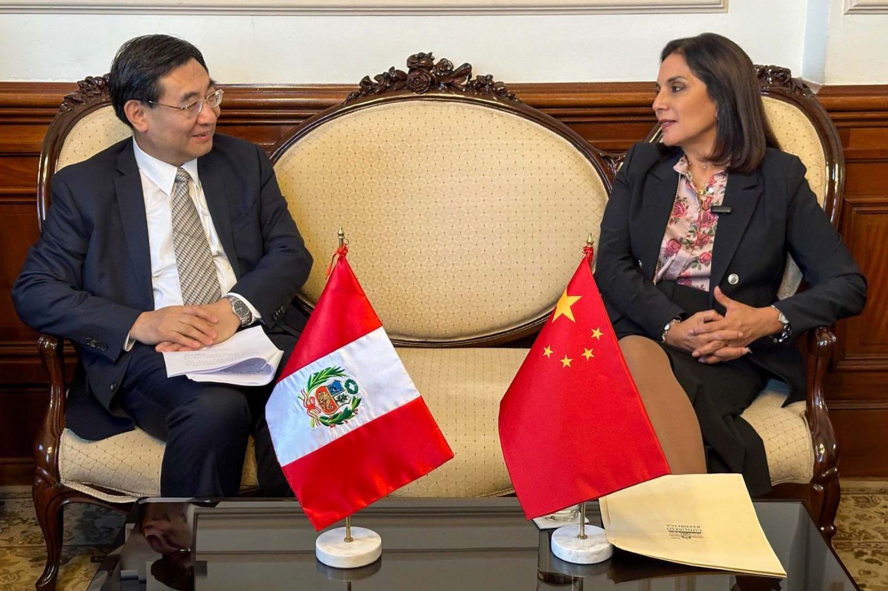 Hu Heping y Patricia Juárez, primera vicepresidenta del Congreso. ANDINA/Difusión