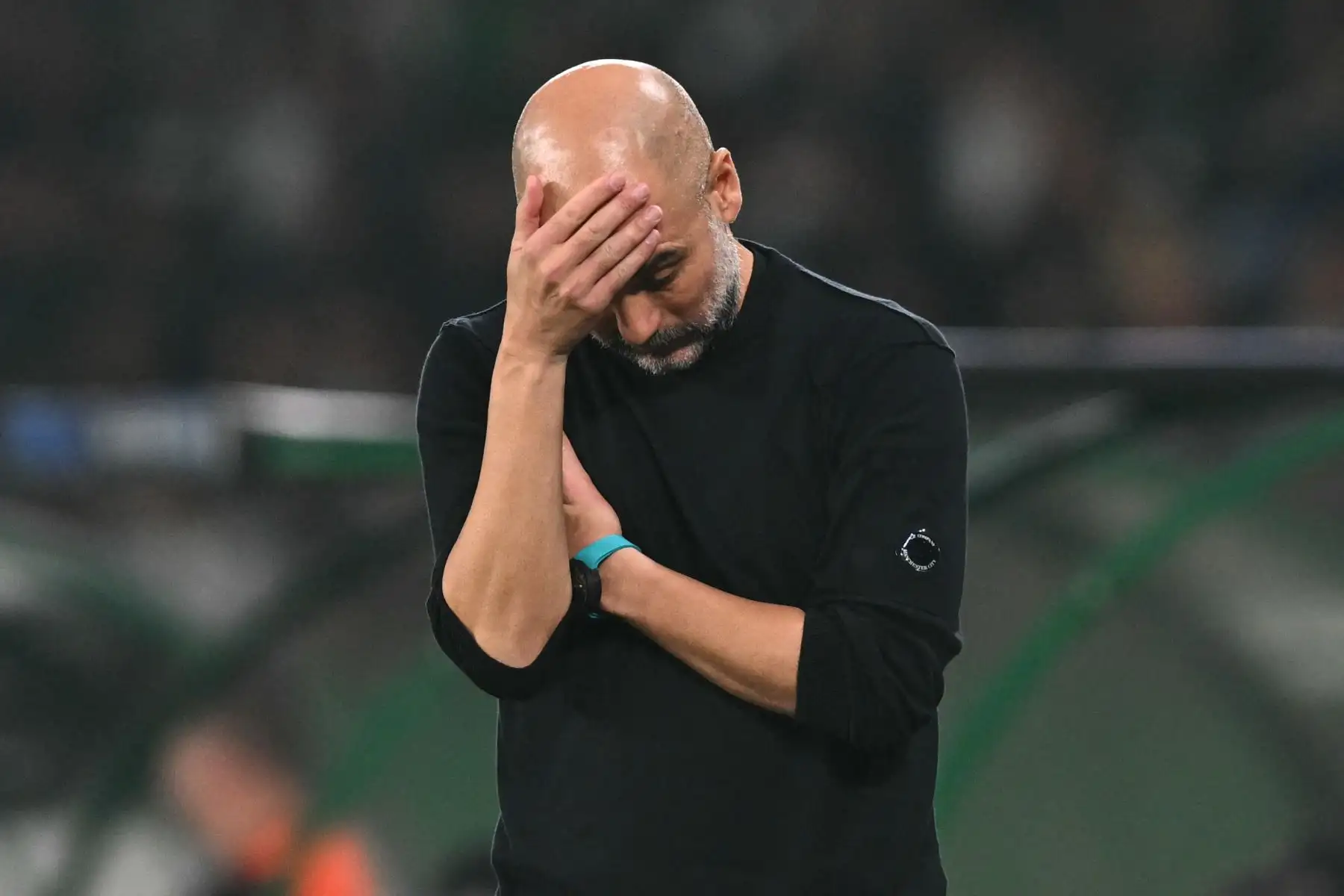 Los de Guardiola perdieron una oportunidad de recortar esa diferencia al fallar Haaland un penalti en el minuto 68 después de una falta de Diomande que interceptó una incursión en el área de Bernardo Silva con la mano y que tuvo que sentenciar el VAR. Foto: AFP