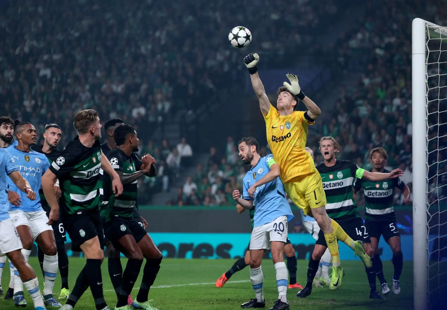 El alivio para el Sporting no llegó hasta el minuto 38 gracias a su goleador Viktor Gyökeres, quien transformó un disparo desde el lateral derecho después de un pase en profundidad de Geovany Quenda. Foto: AFP