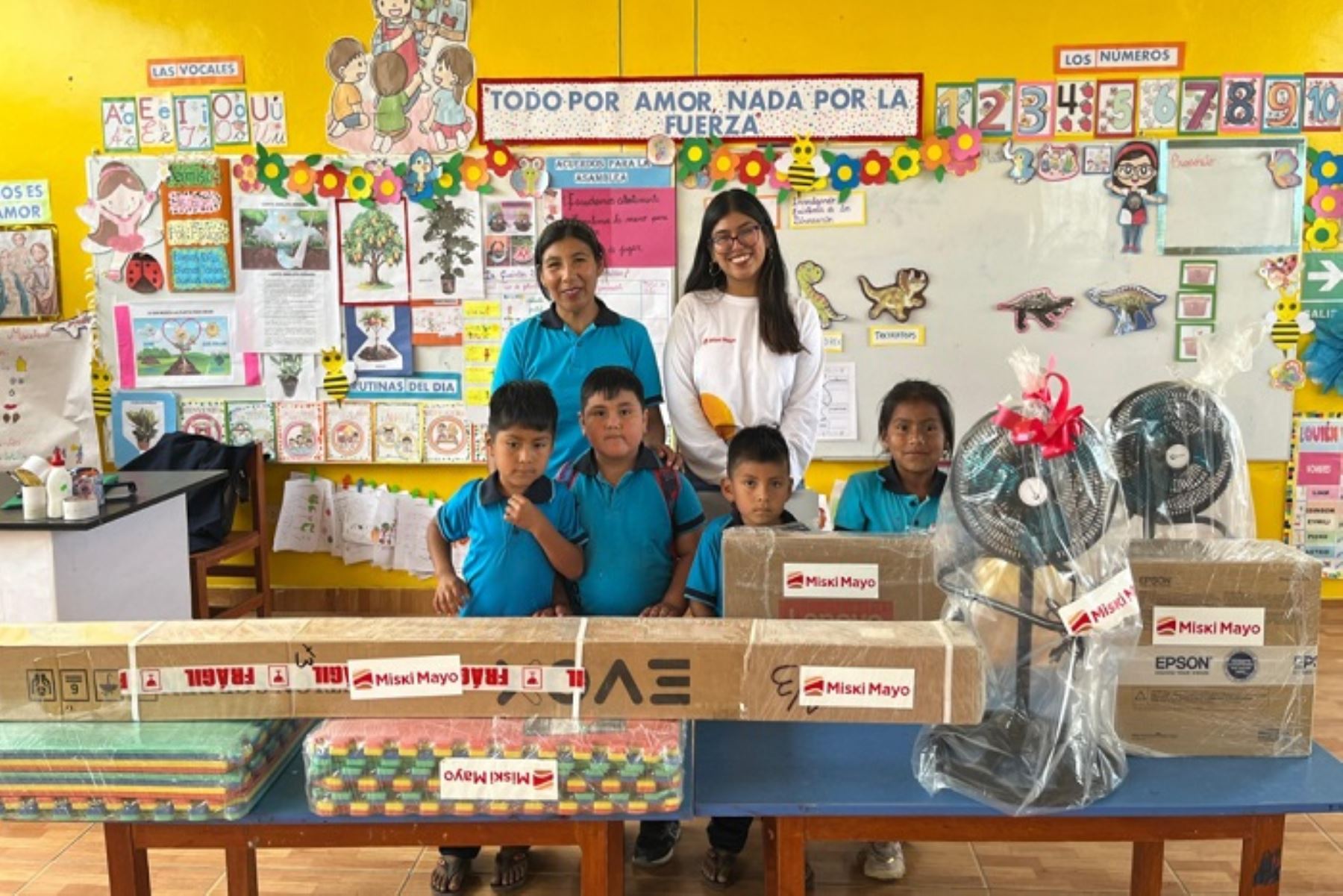 La donación responde al Pacto Social por la Educación y de la campaña Abraza un Colegio.