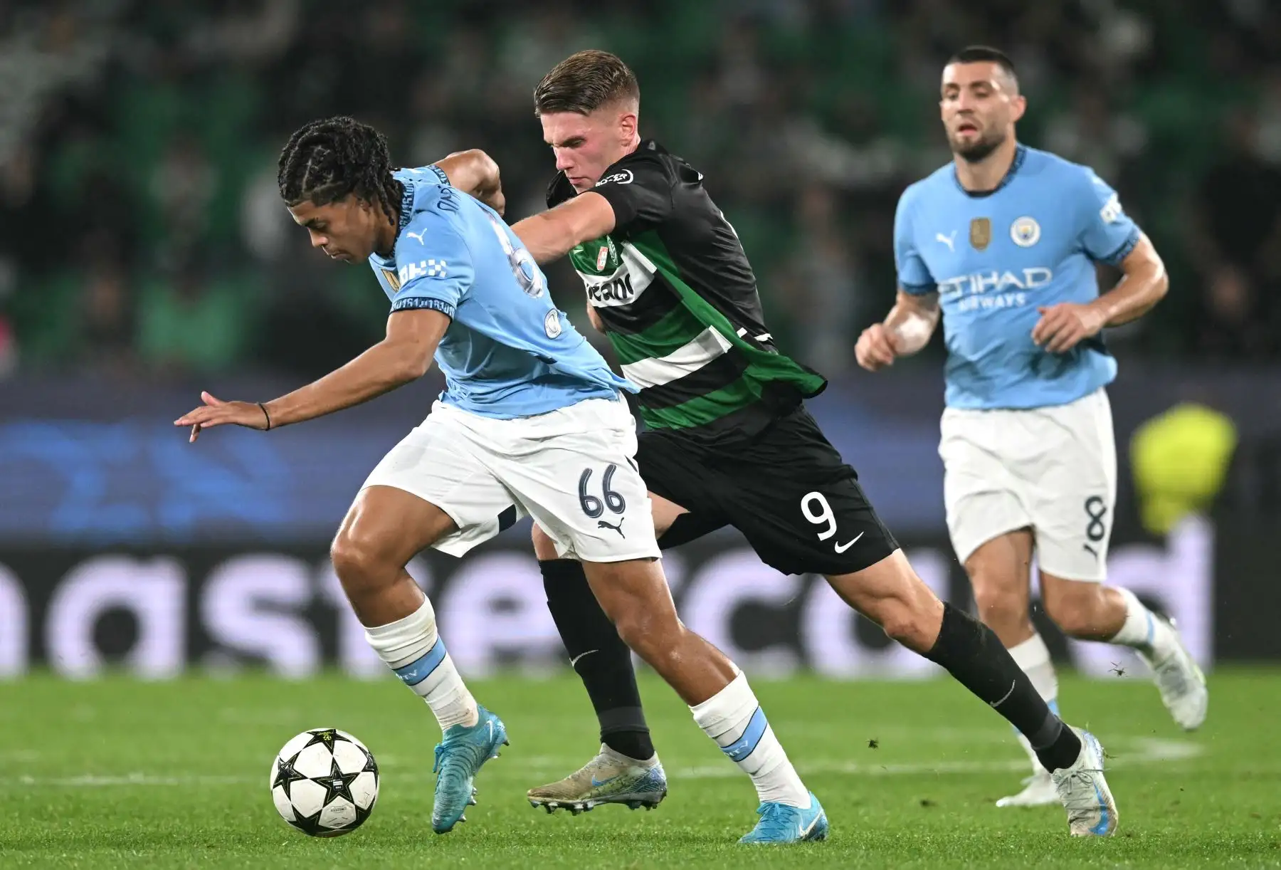 Esto fue solo el comienzo de una noche ajetreada para Israel, que tuvo que afanarse a fondo durante la primera parte, en la que la presión en la parte de arriba del campo por parte de los 