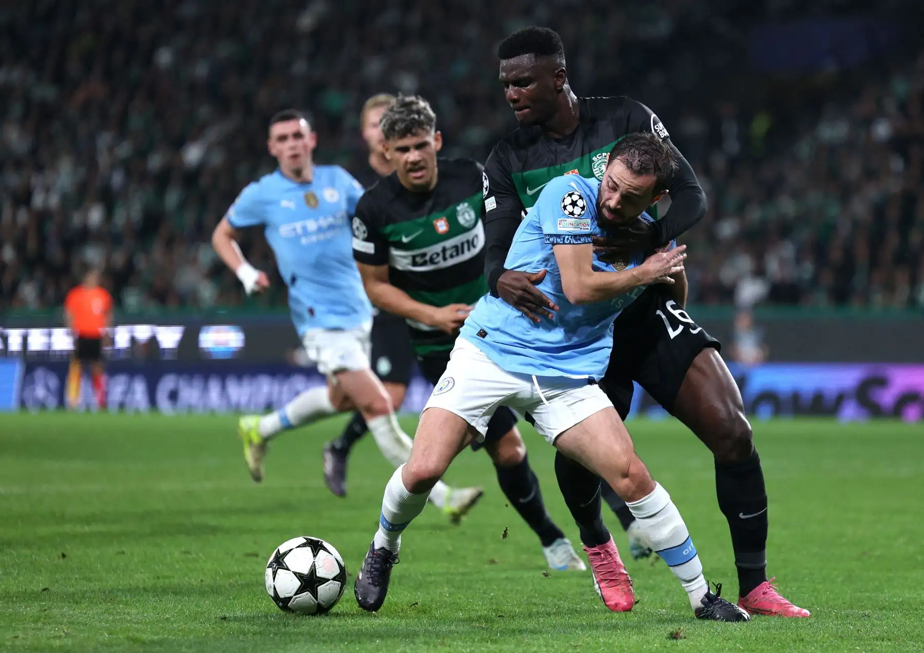 Amorim no quería despedirse de la que ha sido su casa en estos cuatro años (solo le queda un partido al frente del Sporting que se jugará en Braga) sin hacer un regalo a los verdiblancos. Foto: AFP