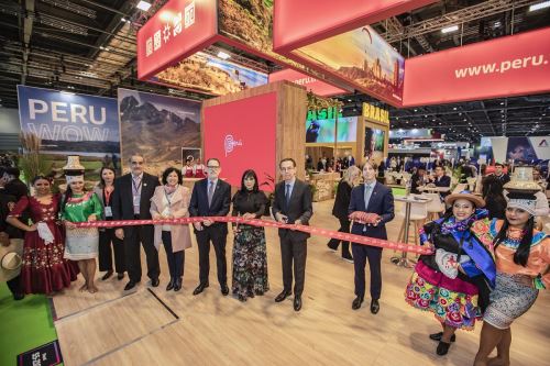 Ministra de Comercio Exterior y Turismo, Desilú León, corta la cinta que inaugura el pabellón peruano en la feria World Travel Market (WTM) en Londres. Foto: Cortesía.