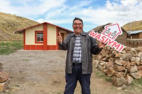 El ministro Durich Whittembury inauguró 64 viviendas rurales en el centro poblado Machacmarca del distrito de Vilquechico, región Puno. Foto: MVCS