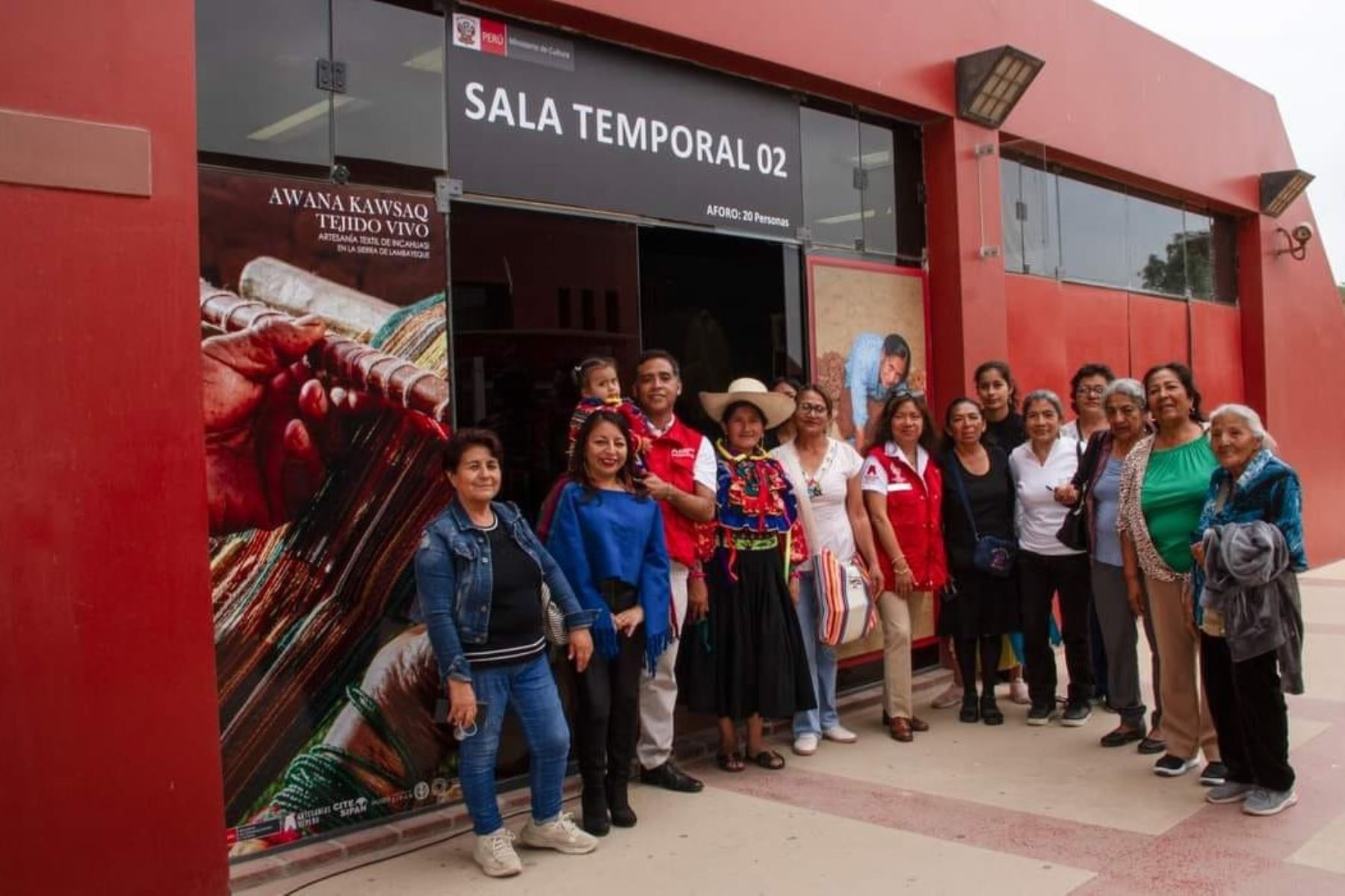 La exposición incluye mantas tradicionales que las artesanas utilizan para abrigarse, cargar bebés o llevar alimentos, así como ponchos masculinos elaborados en lana de ovino y tintes naturales.