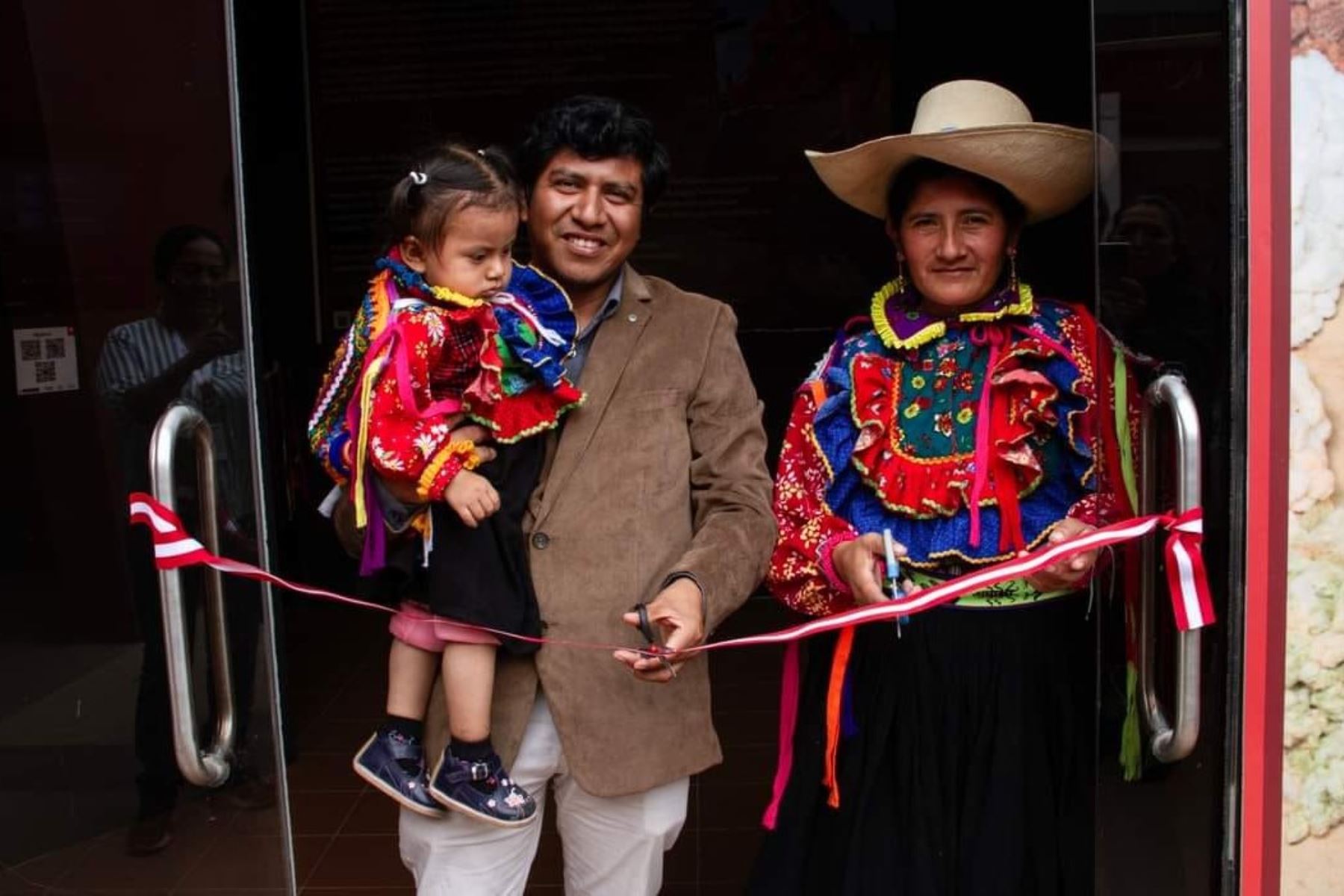 La exposición incluye mantas tradicionales que las artesanas utilizan para abrigarse, cargar bebés o llevar alimentos, así como ponchos masculinos elaborados en lana de ovino y tintes naturales.