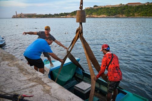 Población de zonas costeras en Cuba se alistan para la llegada del huracán Rafael. Foto: AFP